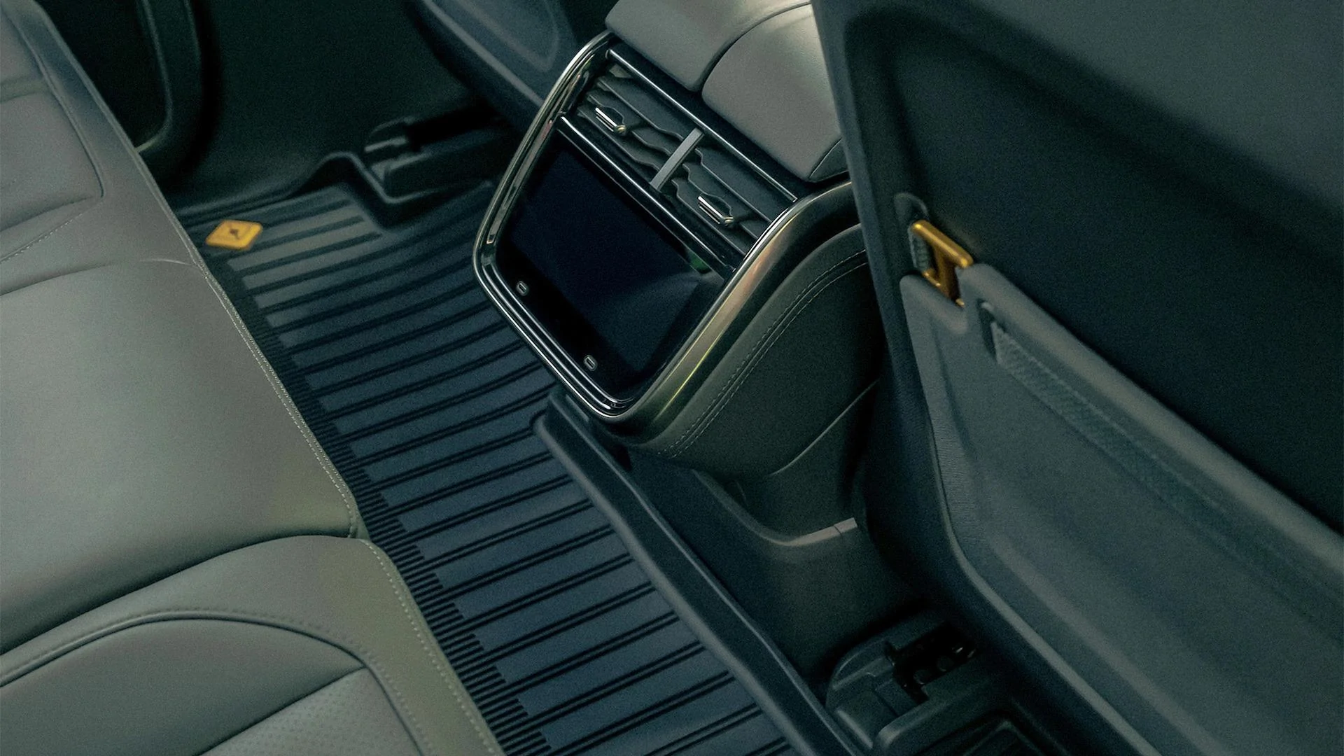 Rivian R1T R1S R1S Media Pics (Motor Trend) mt1 (67)
