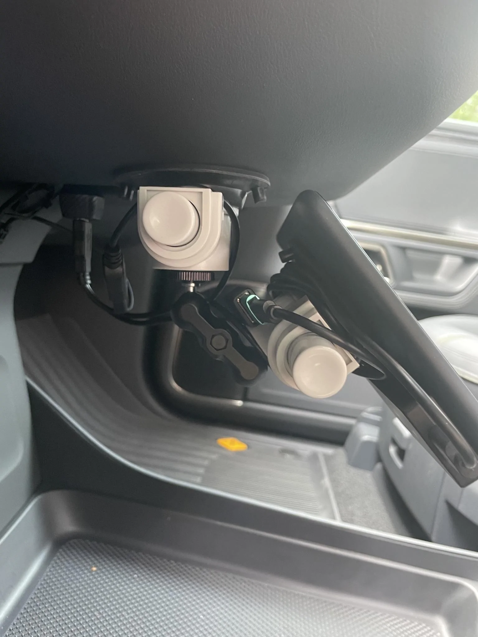 Rivian R1T R1S I added CarPlay to my R1T 6142B3BF-641A-4F6E-ACBD-E13809A5FE0E_1_102_o
