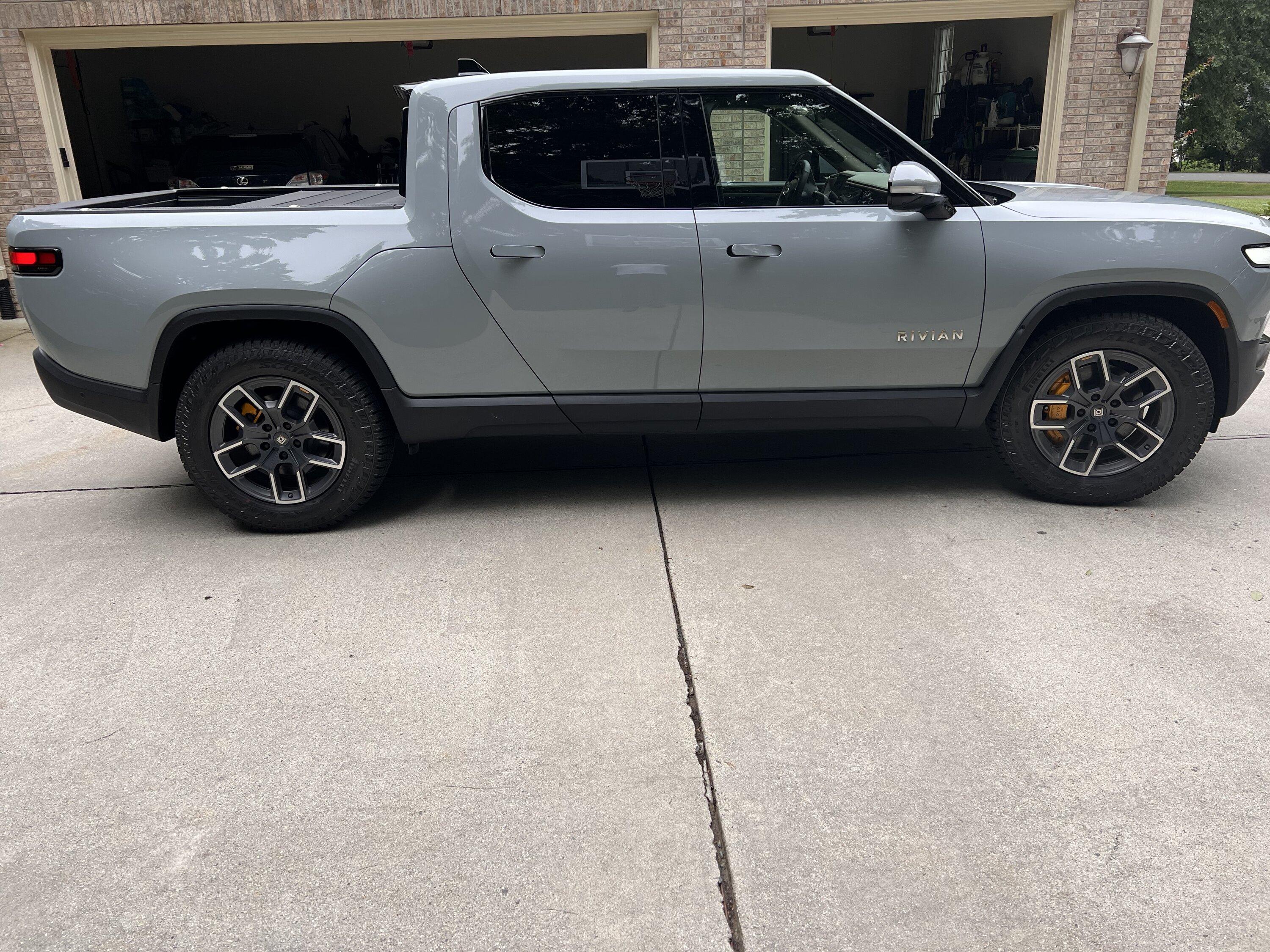 Rivian R1T R1S 20” All Gunmetal Wheels using vinyl inserts modification 136A3F04-D7A0-441B-8401-AE8A94C01BA1