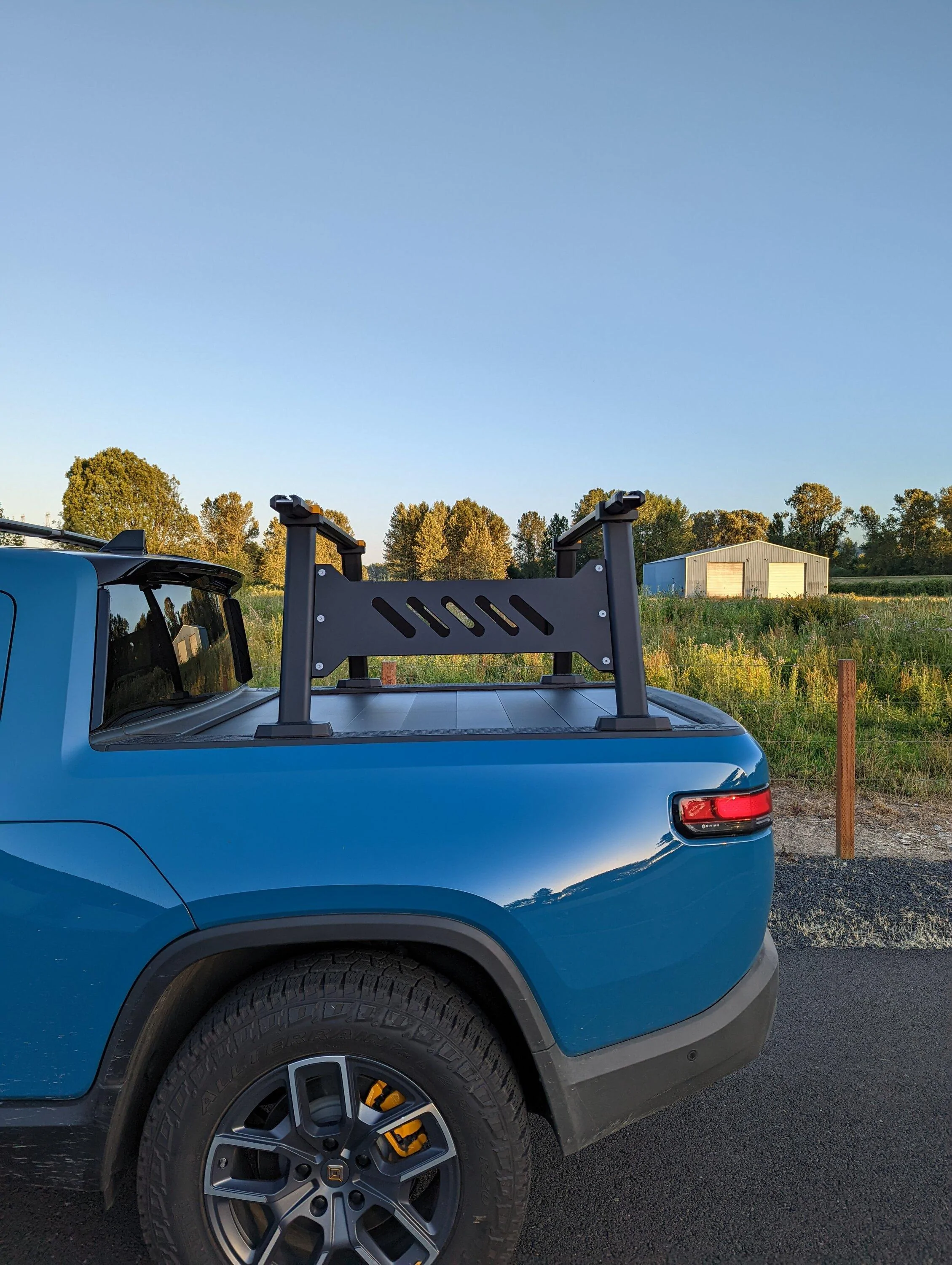 R1T Cab High Crossbars 2.jpg