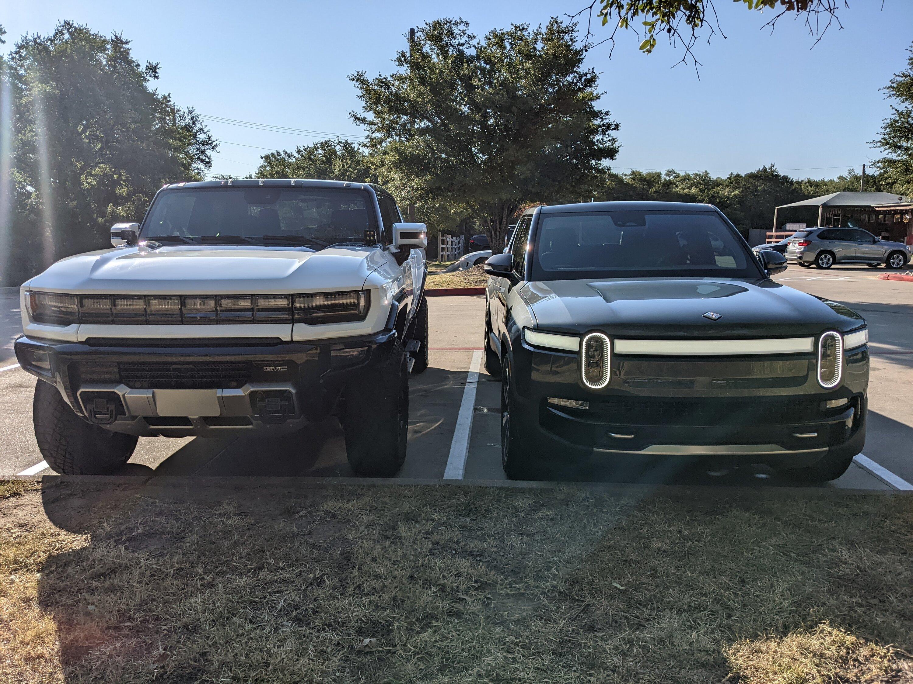 Rivian R1T R1S R1T vs Hummer EV side by side comparison look PXL_20220715_134057044.MP