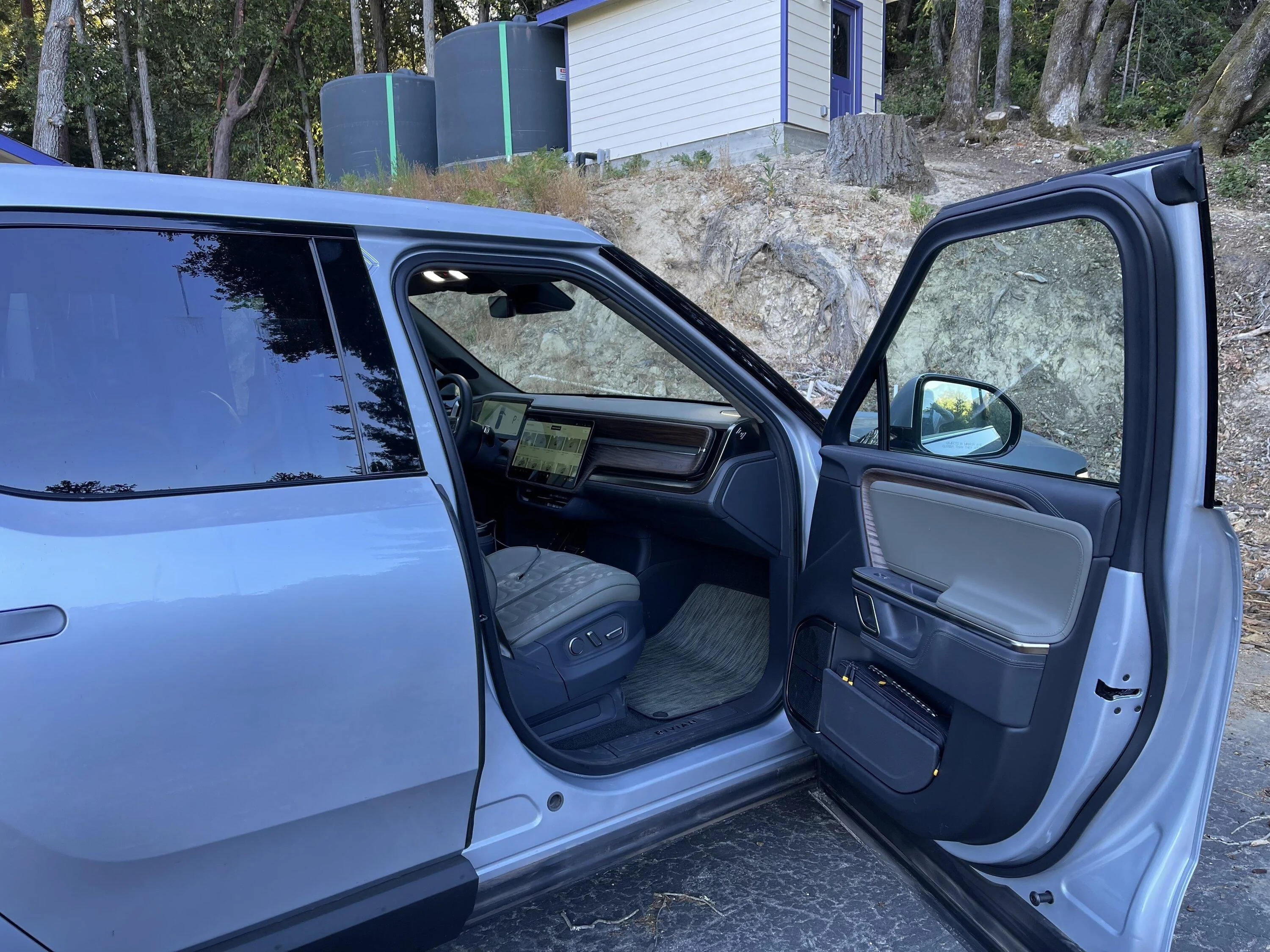 Rivian R1T R1S Any LA Silver / Forest Edge pics out there? 46C1F2B0-06BB-45DC-B9E8-06B8DE71F0ED