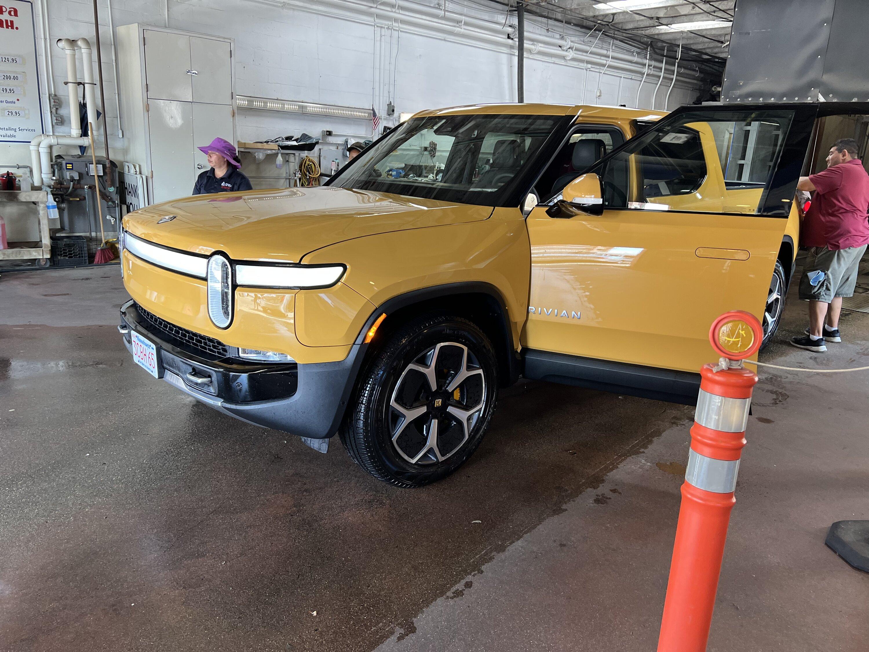 Rivian R1T R1S COMPASS YELLOW R1T Photos 612B00A4-3FCB-451E-BB26-E6DDBB2D04C2