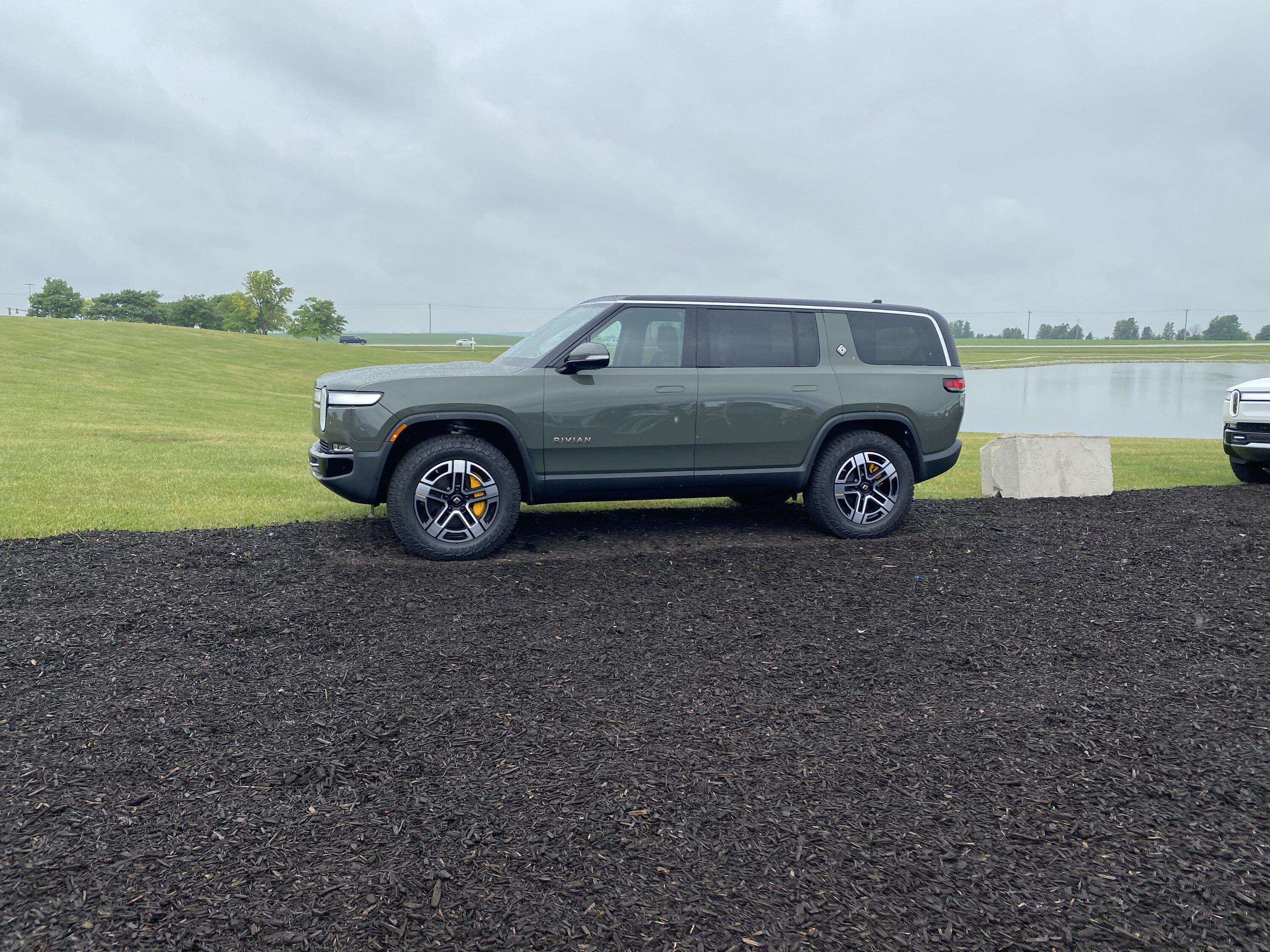 Rivian R1T R1S ? LAUNCH GREEN R1S  Photos tempimageap2vkl-
