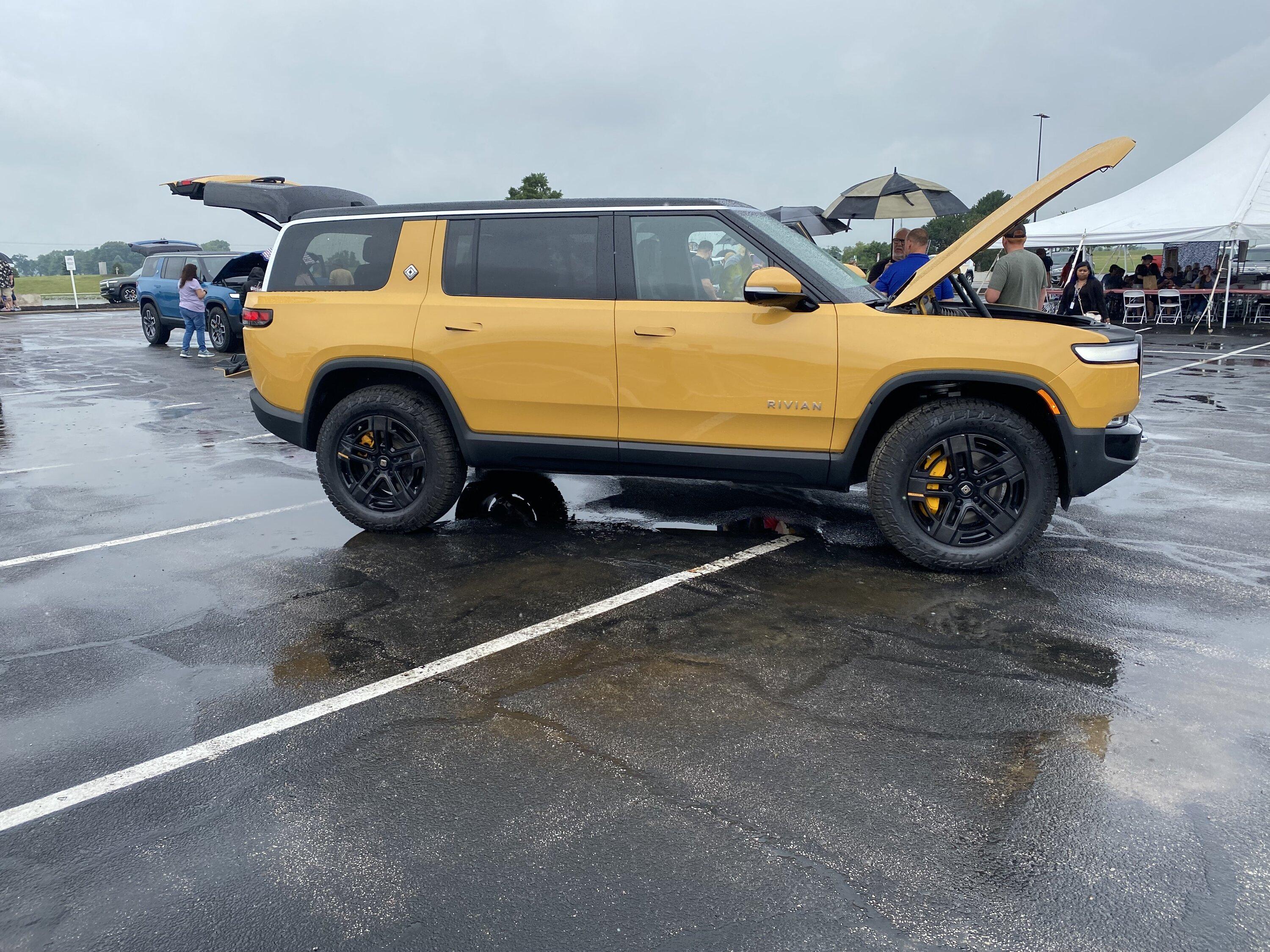 Rivian R1T R1S ? COMPASS YELLOW R1S  Photos tempimageoudz55-