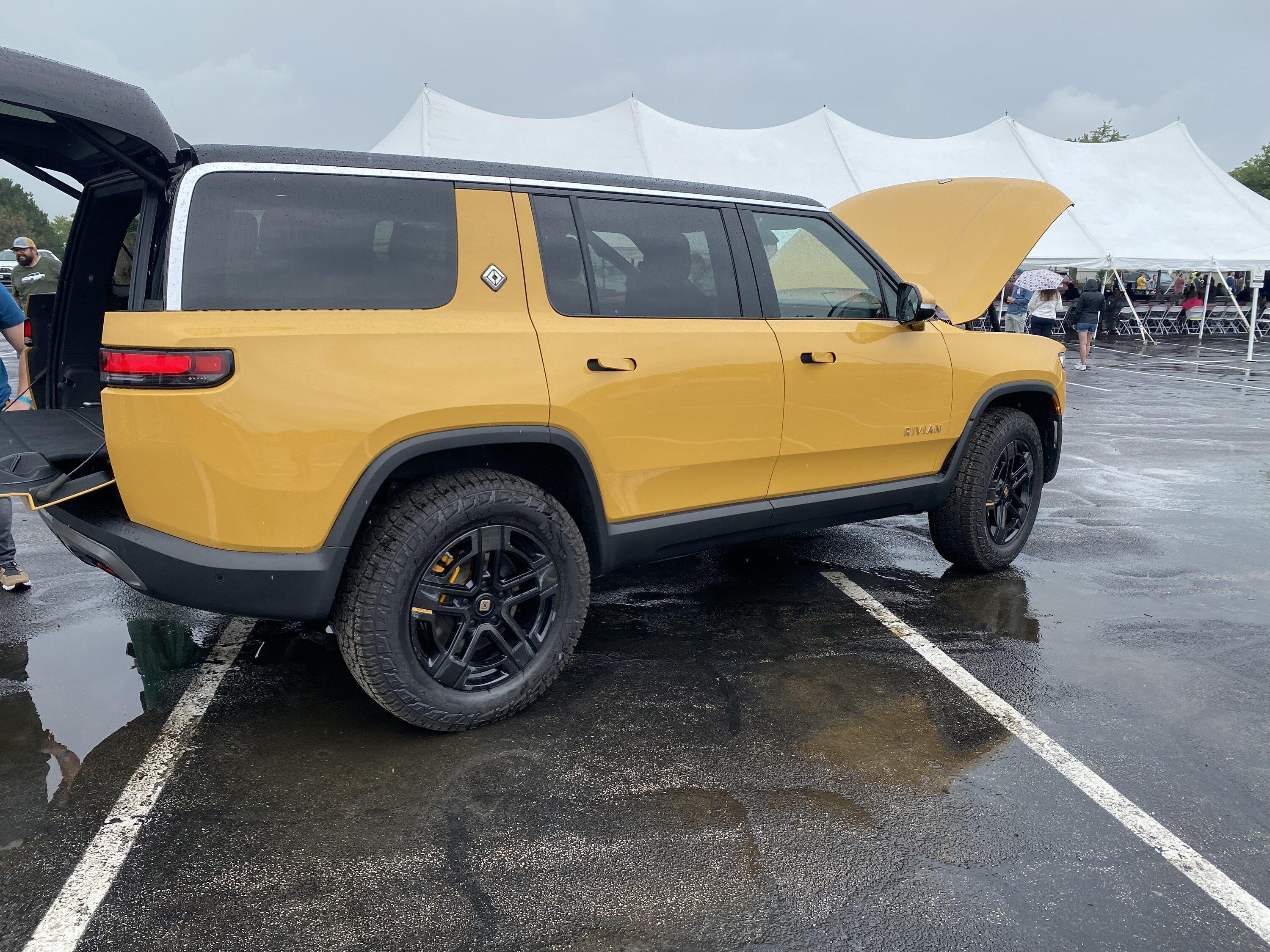 Rivian R1T R1S ? COMPASS YELLOW R1S  Photos tempimageb4uscr-