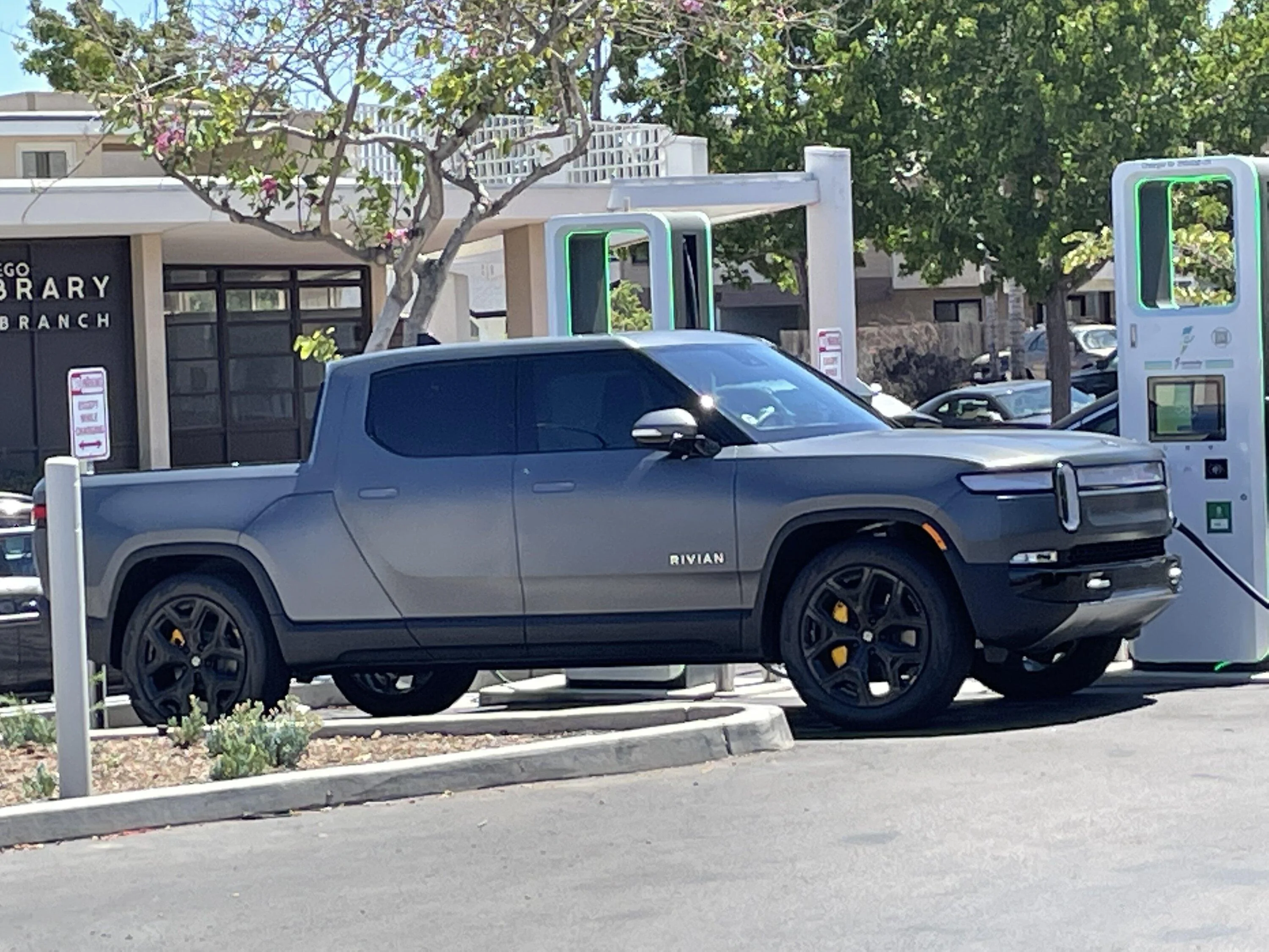 Rivian R1T R1S El CAP GRANITE Rivian Photos 39B82797-F8D7-4104-B5F1-8193BFE2A89E