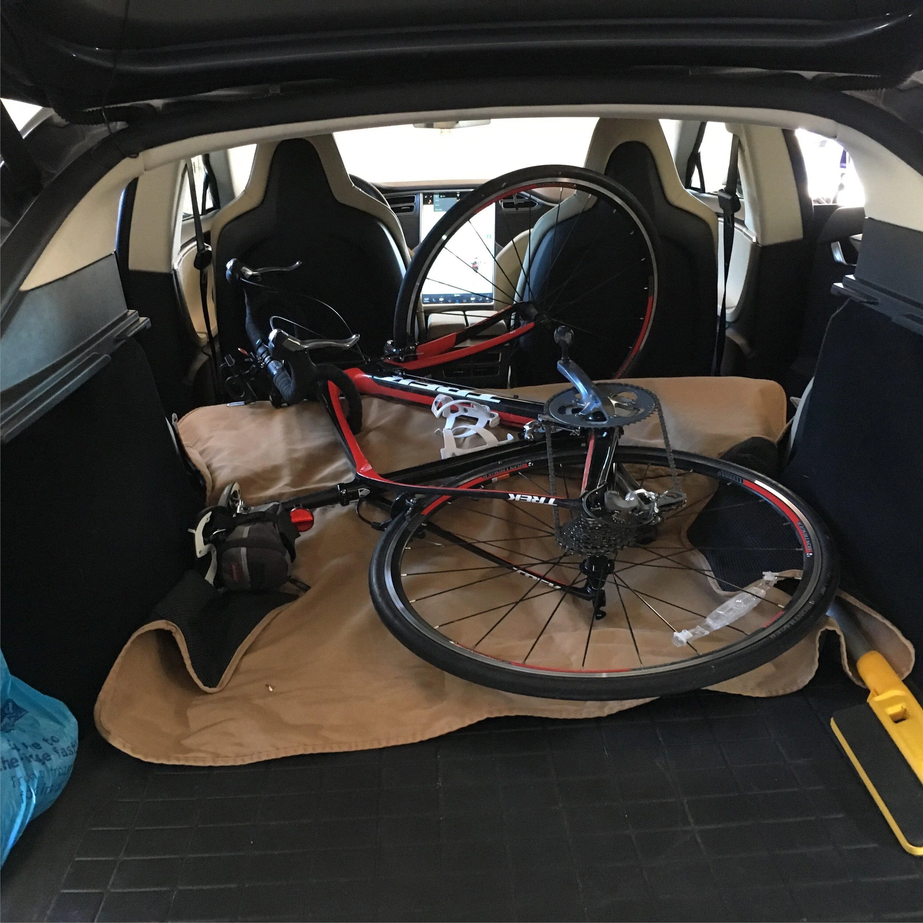 Rivian R1T R1S Question for people with crossbar bike rack IMG_6610