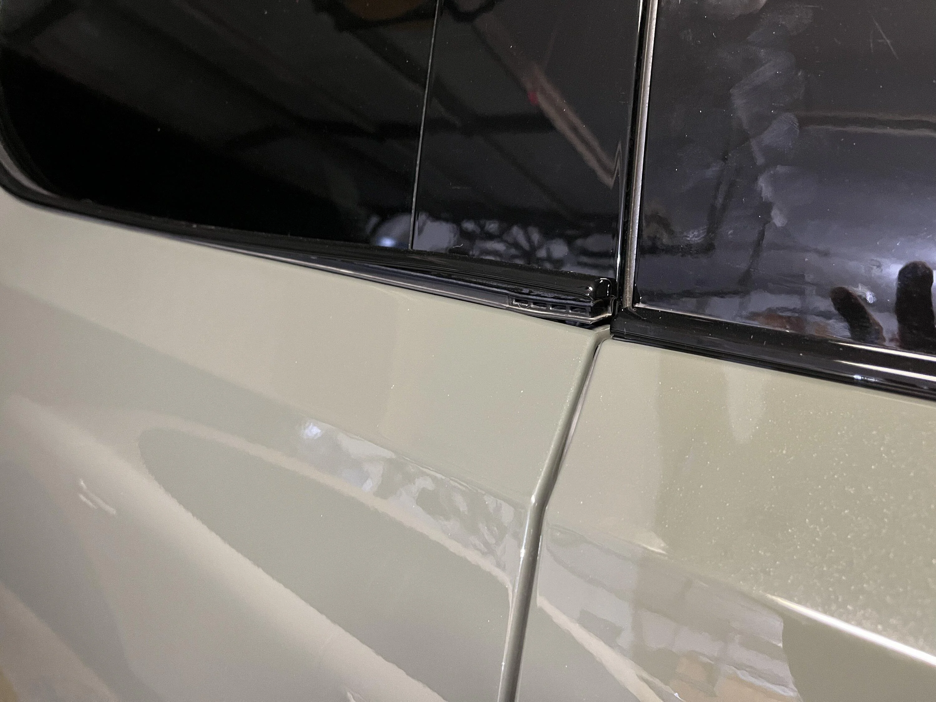 Rivian R1T R1S Window trim lifting 0C148869-1EAB-4059-919B-9F7F1F829E94