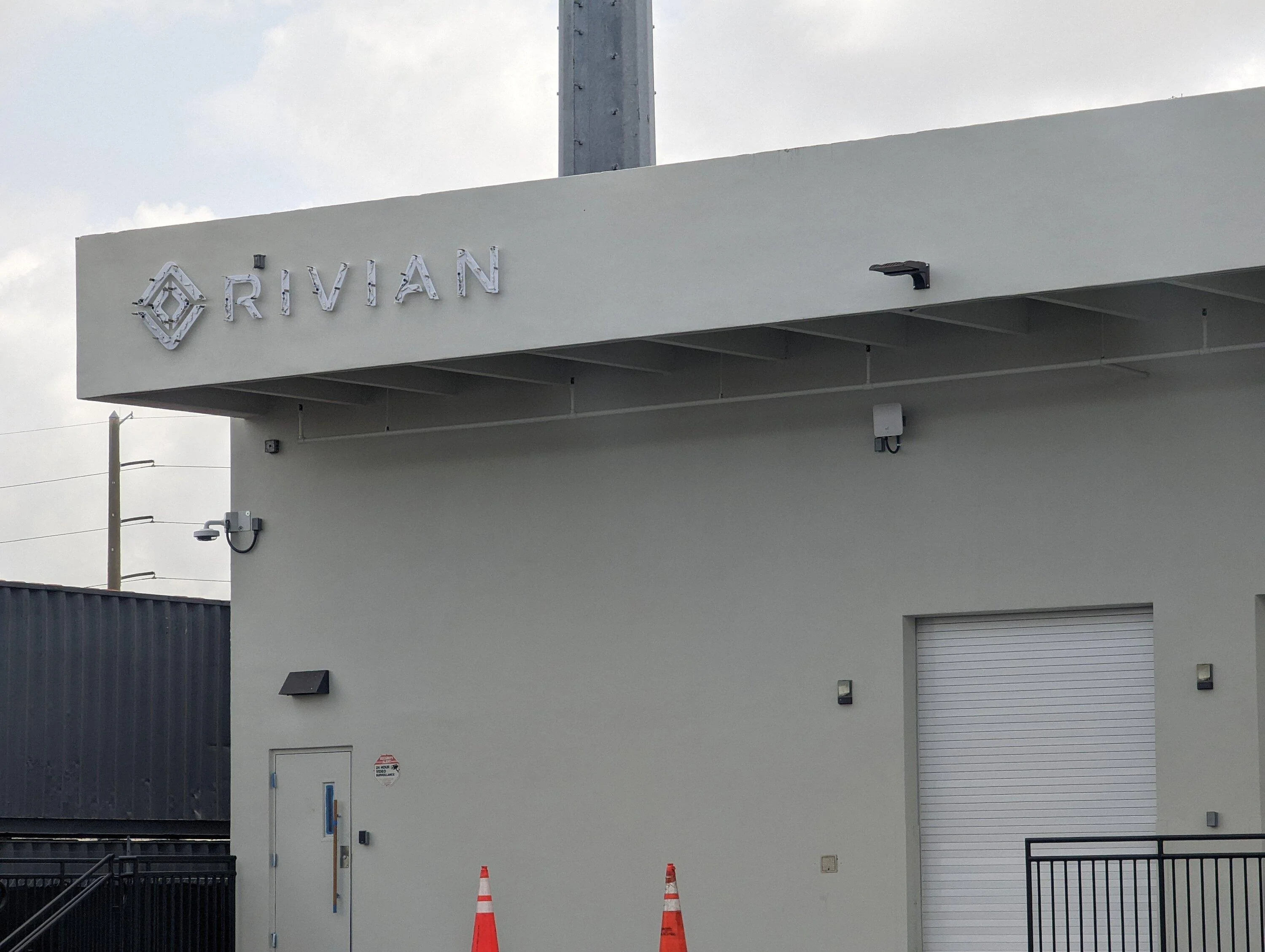 Rivian R1T R1S Rivian Service Centers / Retail Locations List / Other Facilities (Pics & Updates) PXL_20220727_162152392