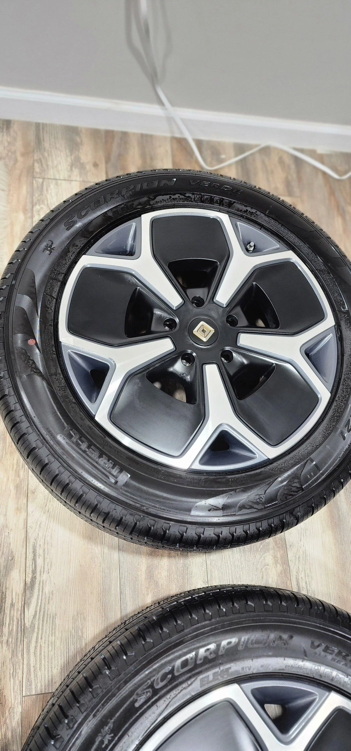 Rivian R1T R1S FS: New 21" Aero Wheel and Tire Set 20220728_162332