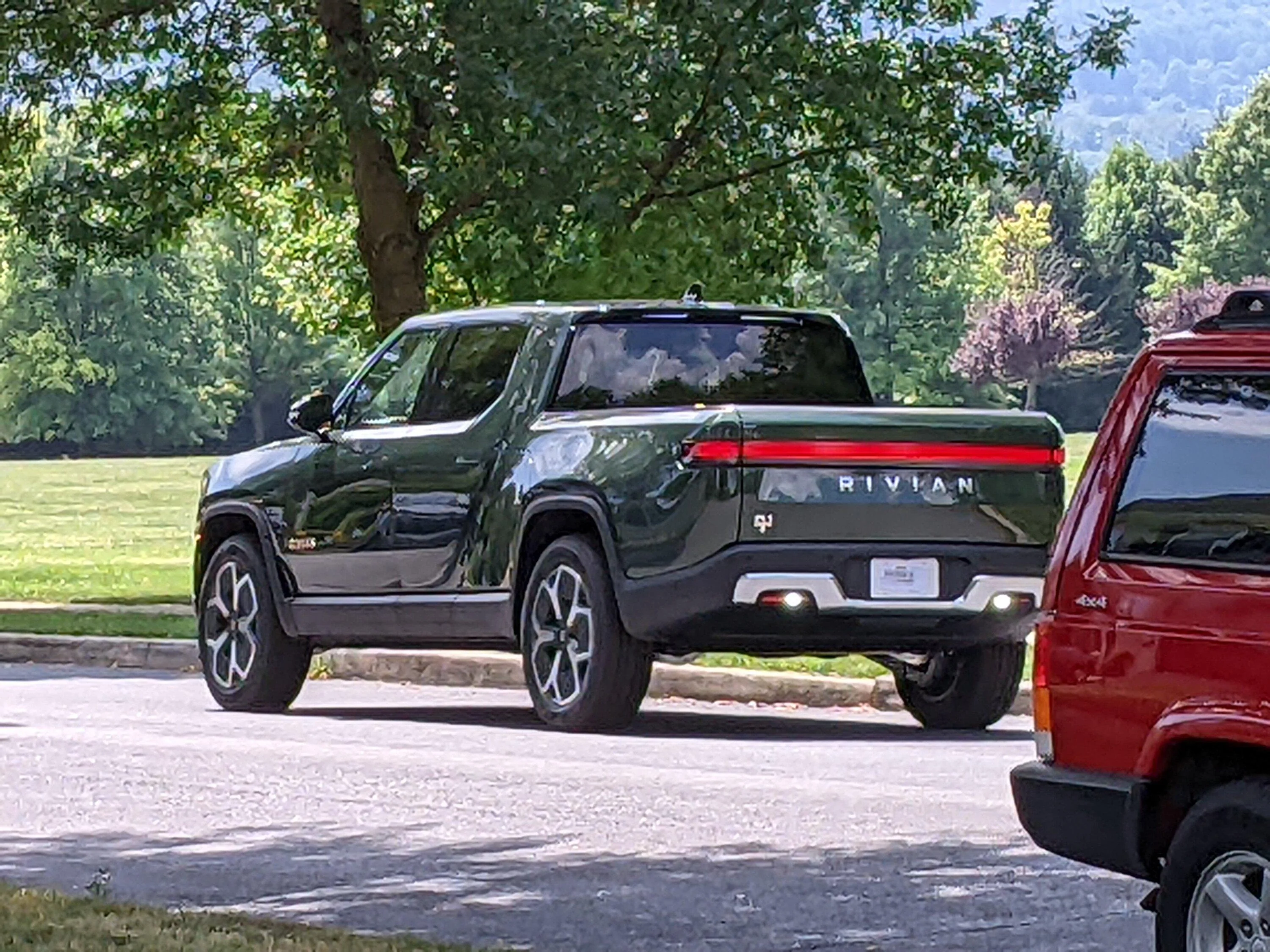 Rivian R1T R1S FOREST GREEN R1T Photos PXL_20220722_161634502