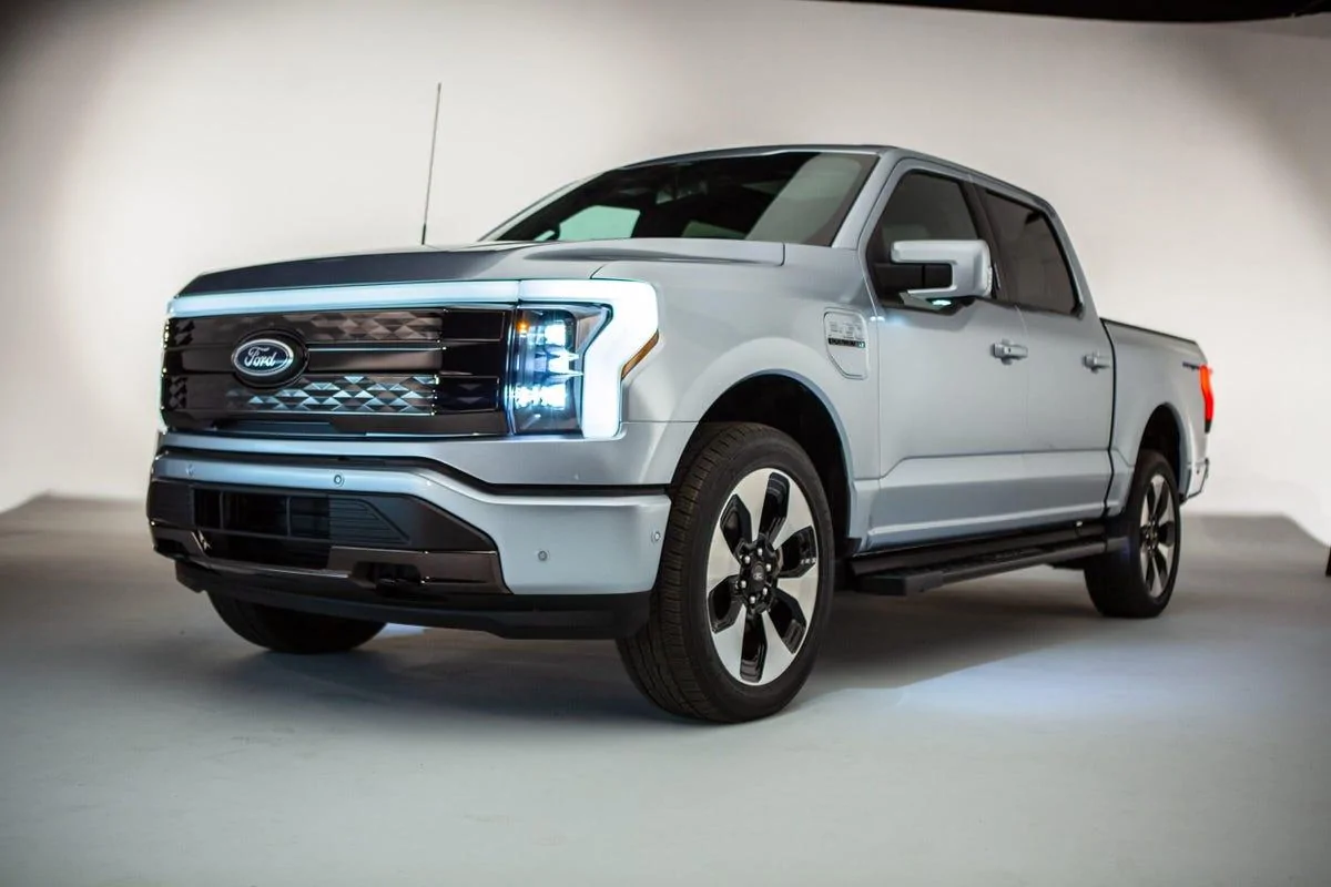 Rivian R1T R1S 2022 Rivian R1T vs. F-150 Lightning : The Closest Finish in Motortrend History ford-f150-lightning-2022-studio-75