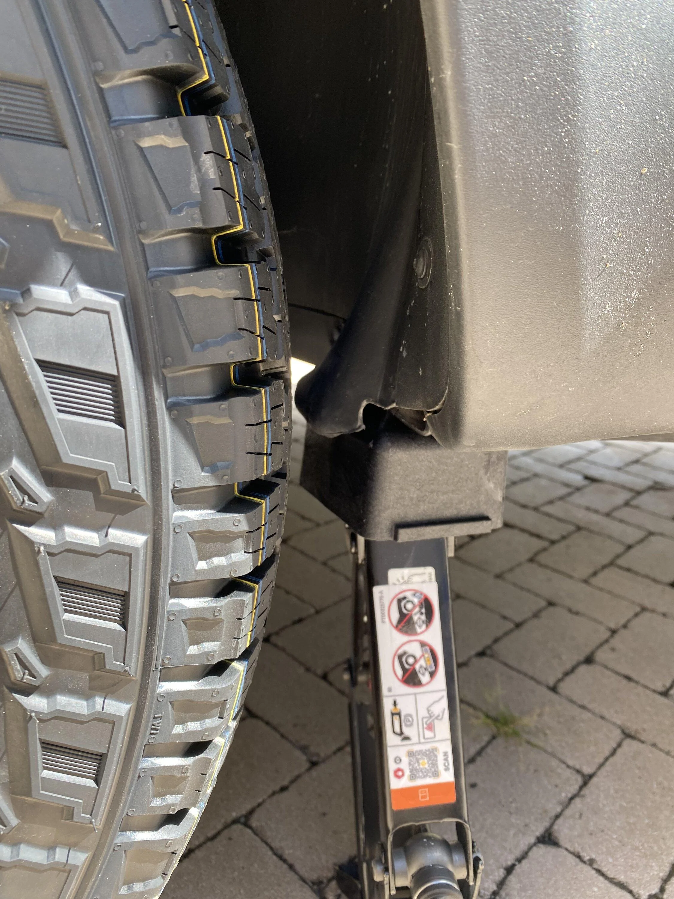 Removing Rivian R1s Flat Rims How NOT to change your wheel: Rivian Mobile Repair to the rescue ...