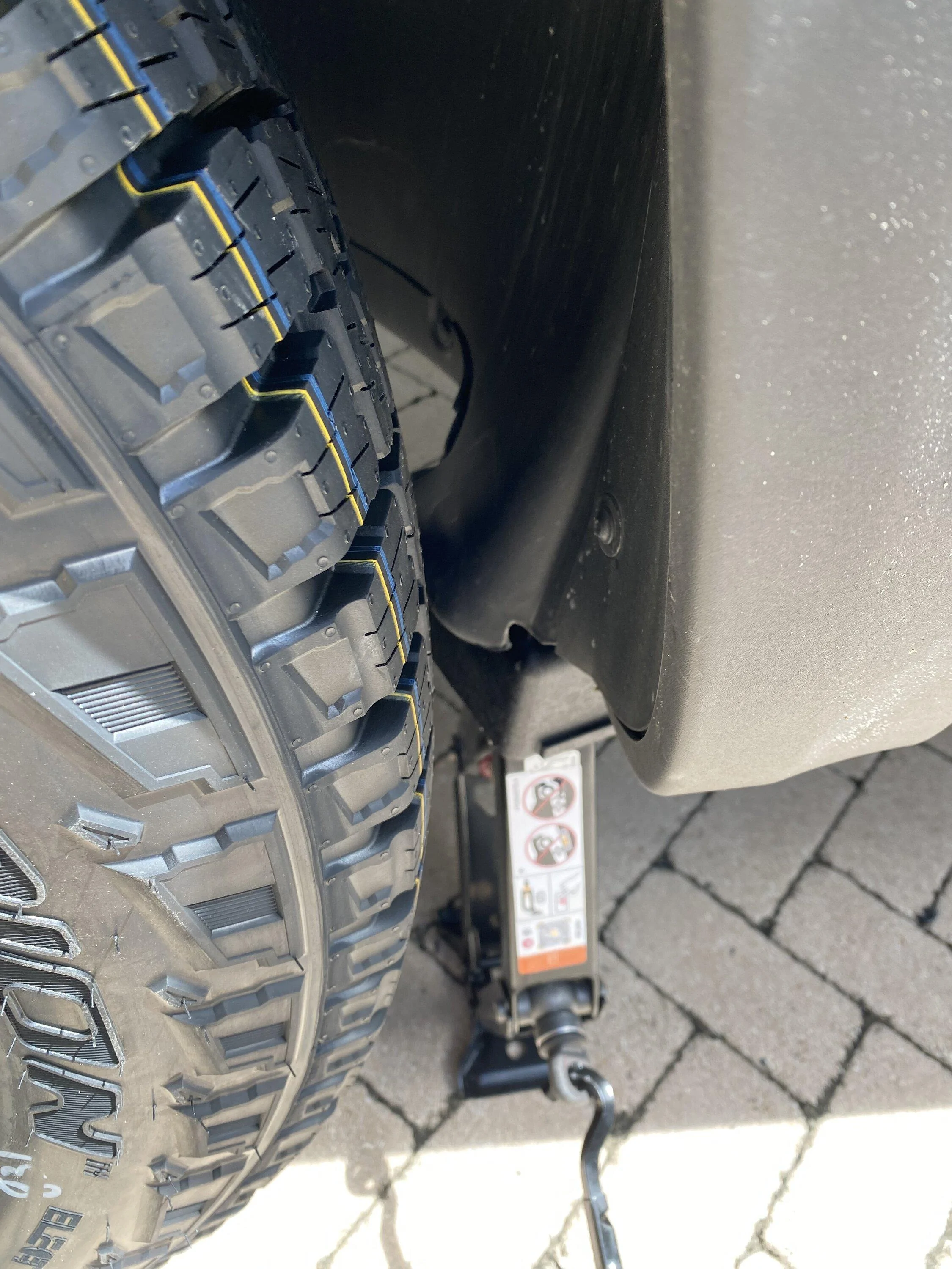 Removing Rivian R1s Flat Rims How NOT to change your wheel: Rivian Mobile Repair to the rescue ...