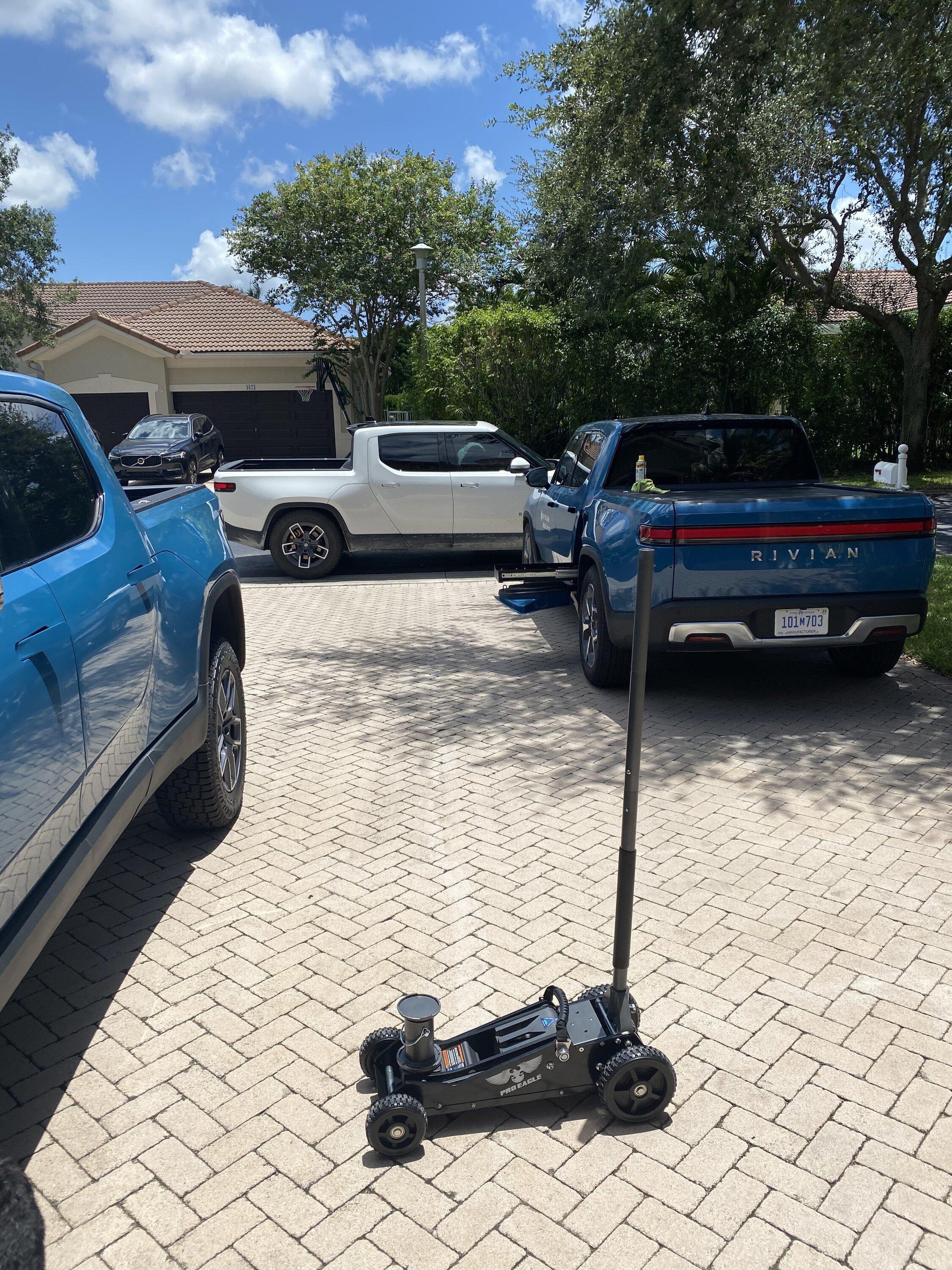 Removing Rivian R1s Flat Rims How NOT to change your wheel: Rivian Mobile Repair to the rescue ...