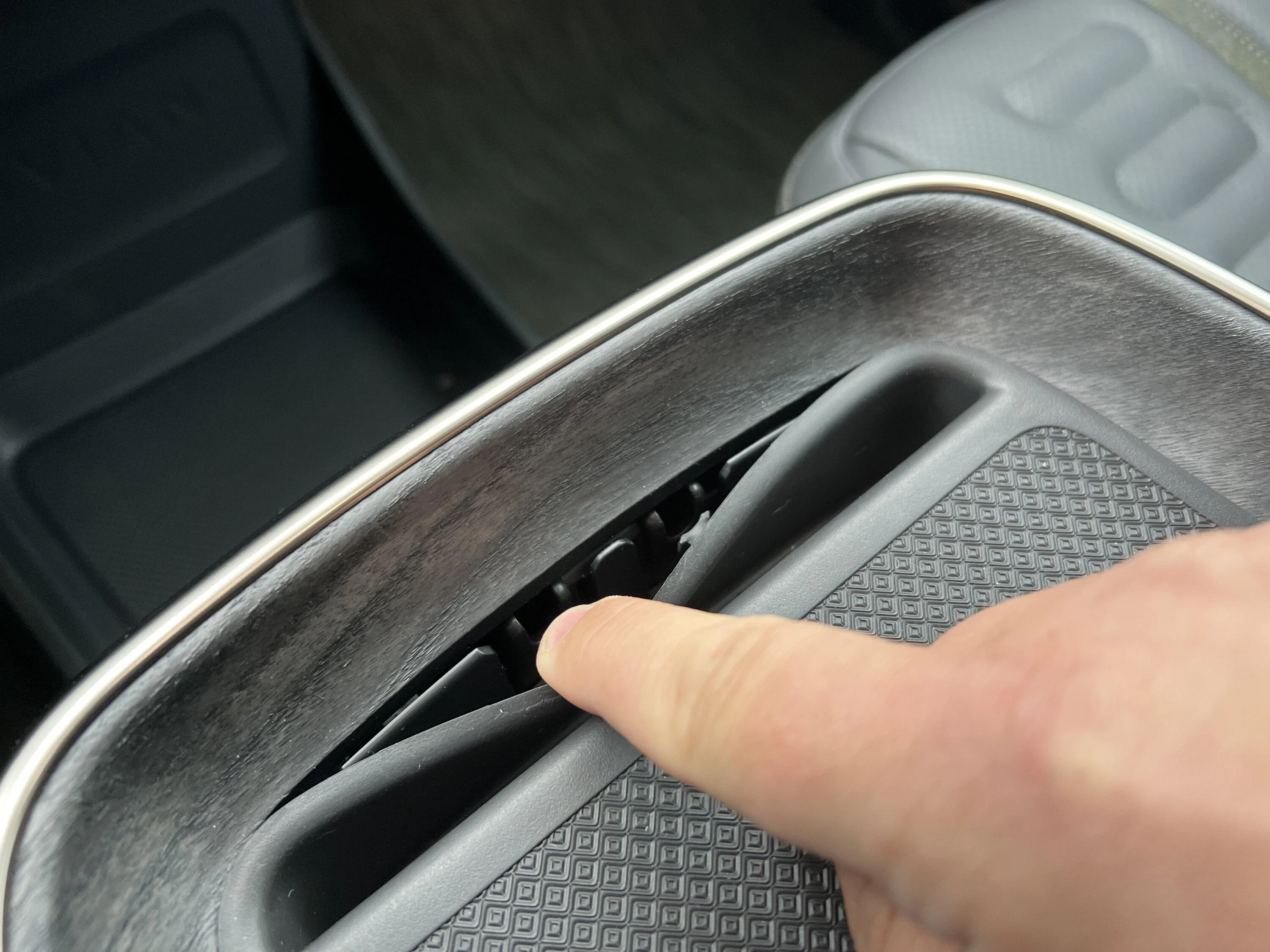 Rivian R1T R1S Working Magsafe / Magnetic Qi Wireless Charging Pad Install! - DIY Writeup IMG_0679