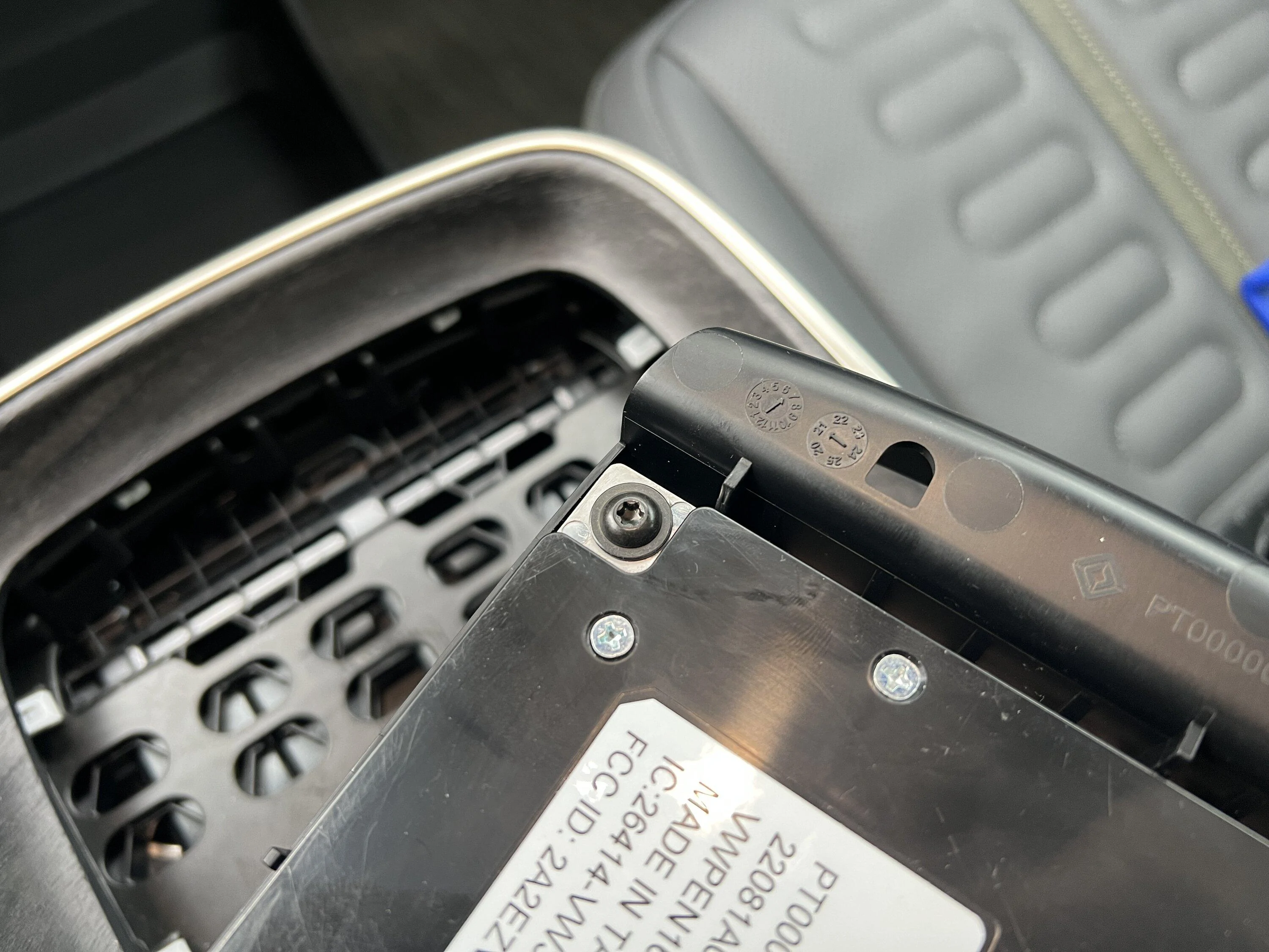 Rivian R1T R1S Working Magsafe / Magnetic Qi Wireless Charging Pad Install! - DIY Writeup IMG_0687