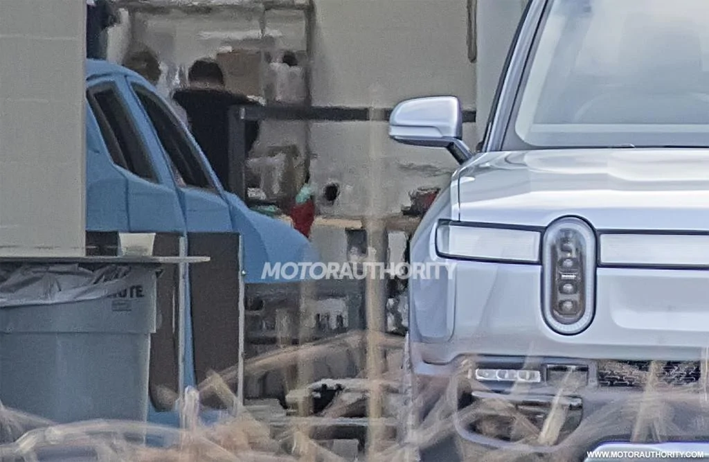 Rivian R1T R1S 2024 Rivian R1X - Speculation & Rendering [Motortrend] mystery-model-spied-at-rivians-headquarters-in-plymouth-michigan--image-via-s-baldauf-sb-medi