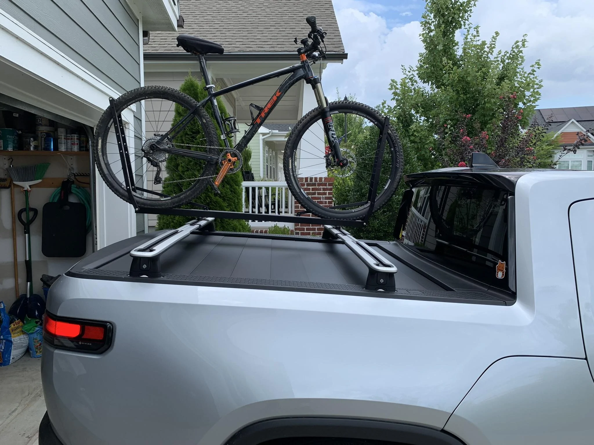 Rivian R1T R1S Question for people with crossbar bike rack 05E249DE-DC1D-4672-9884-06F3378FA695_1_102_o