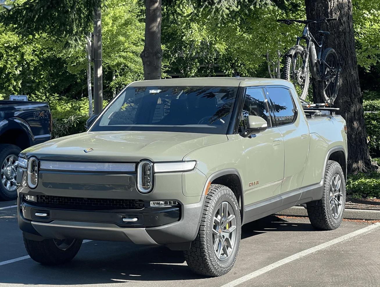 Rivian R1T R1S 1up rack fitment on bed crossbars 1660156885778