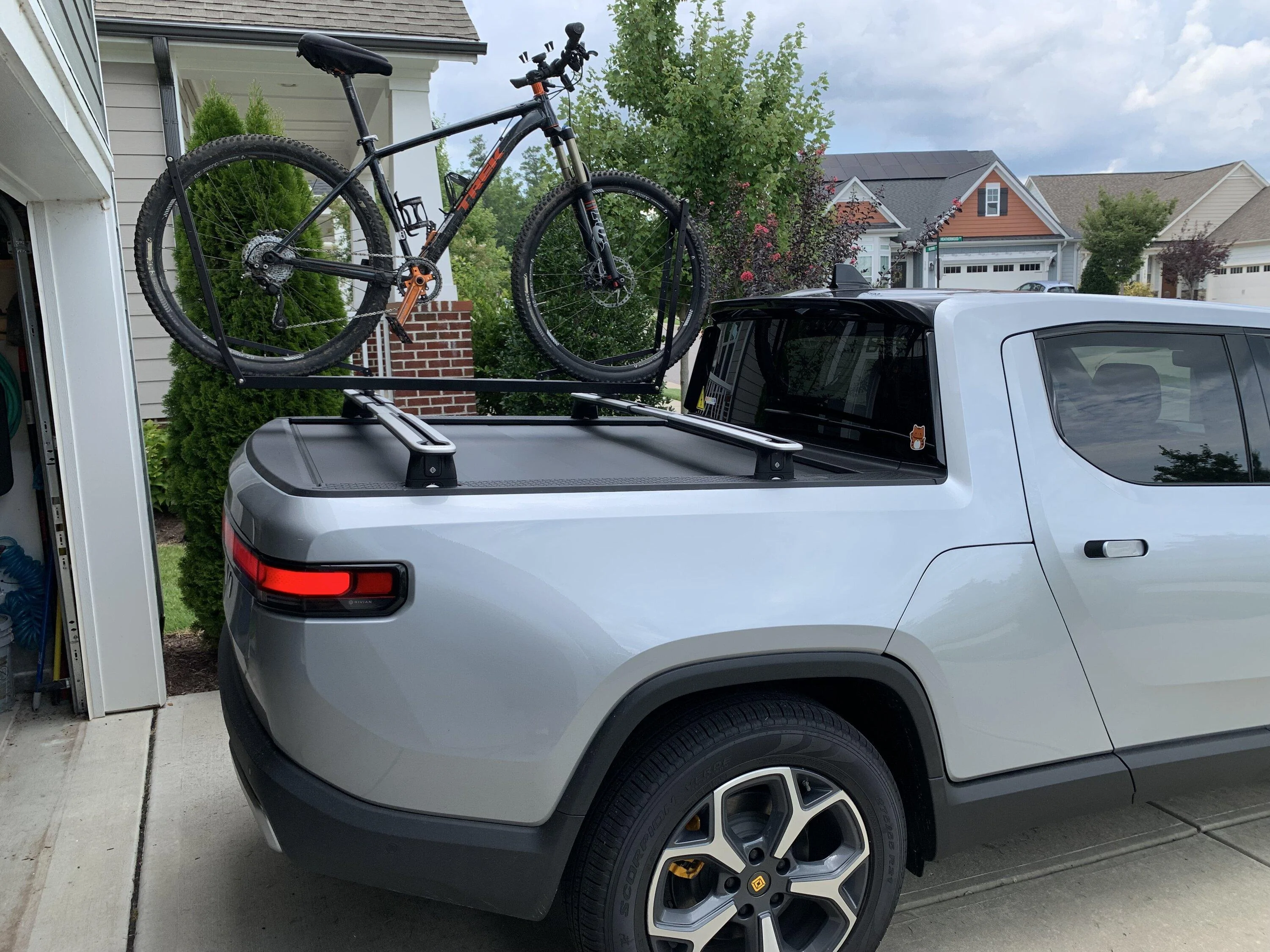 Rivian R1T R1S 1up rack fitment on bed crossbars IMG_4012