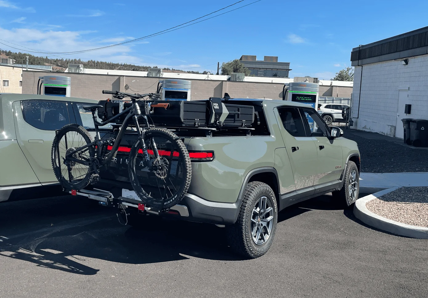 Rivian R1T R1S 1up rack fitment on bed crossbars 1660165284753