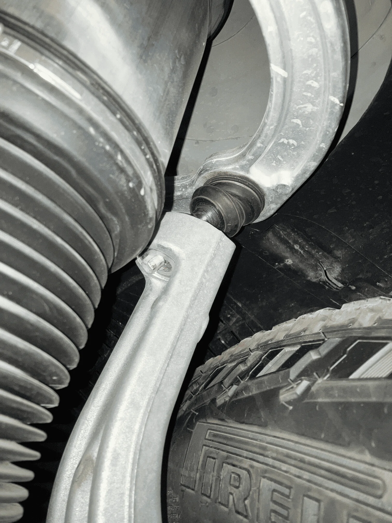 Rivian R1T R1S Rivian R1T CV axle failure missed by service center 1660445088569