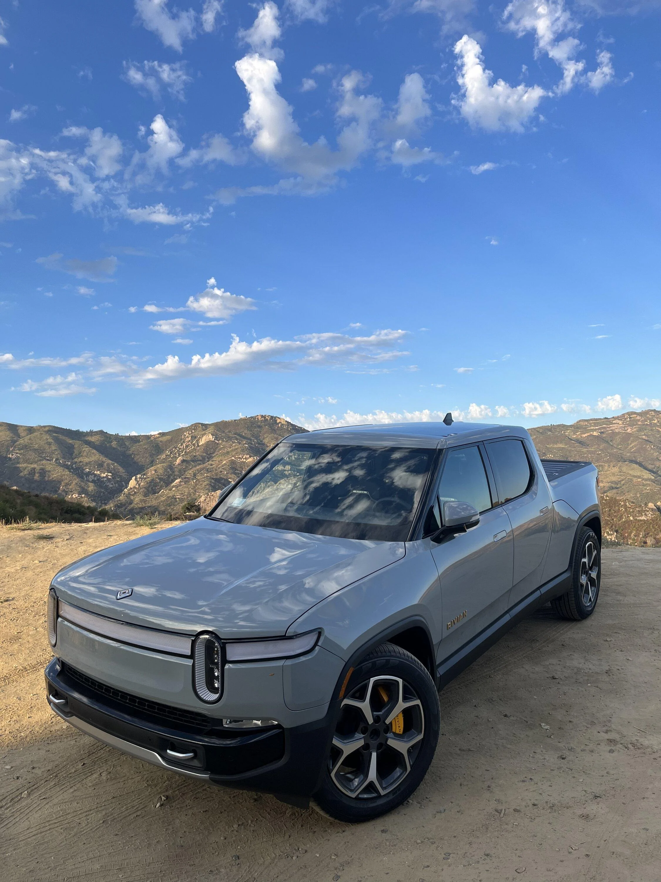Rivian R1T R1S LIMESTONE R1T Photos 2DFA4041-1F7F-4FF1-A890-E91D0D9A582D
