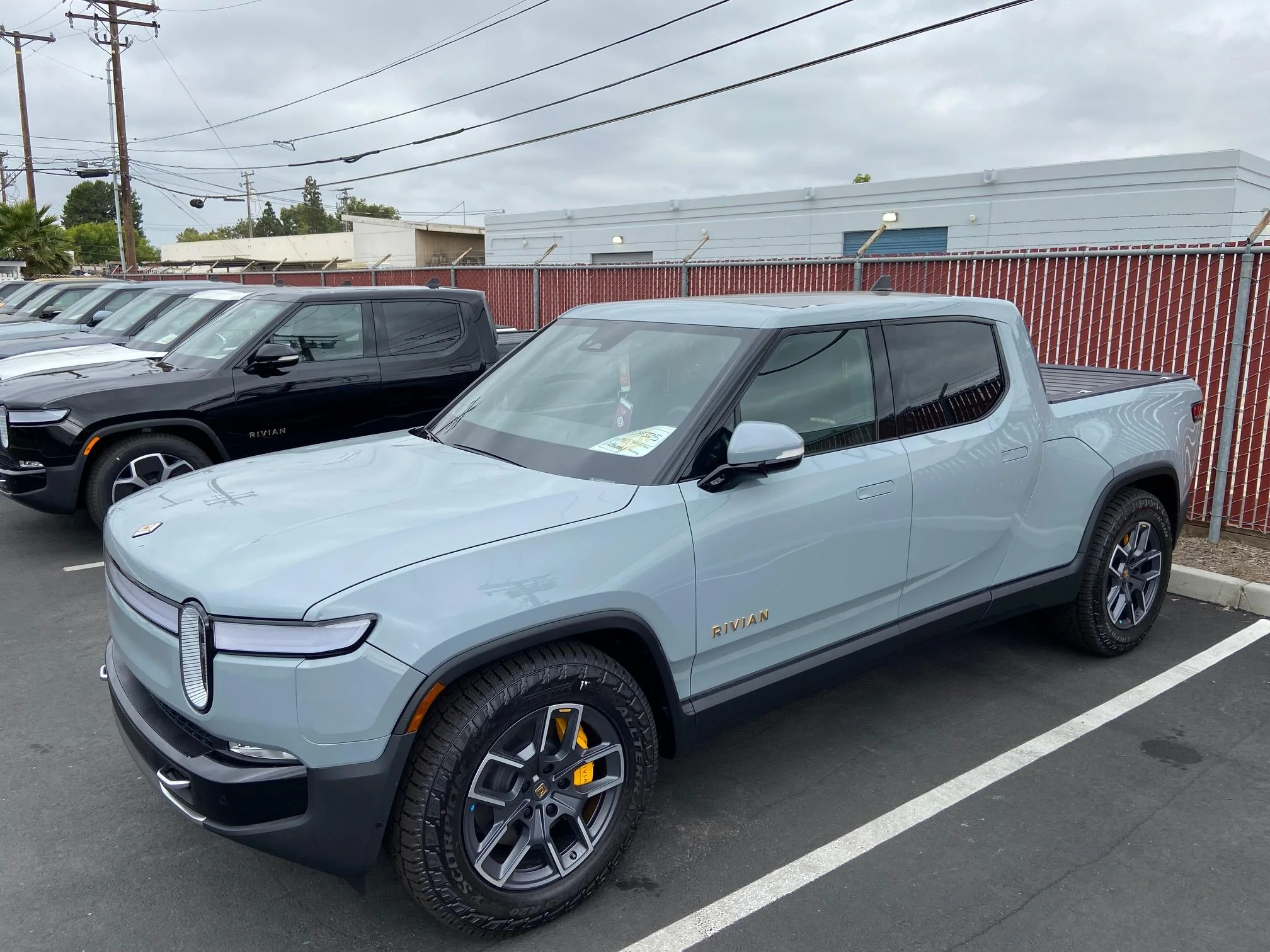 Rivian R1T R1S LIMESTONE R1T Photos 35C228EE-AC5E-457C-92B2-8A452F319AC4