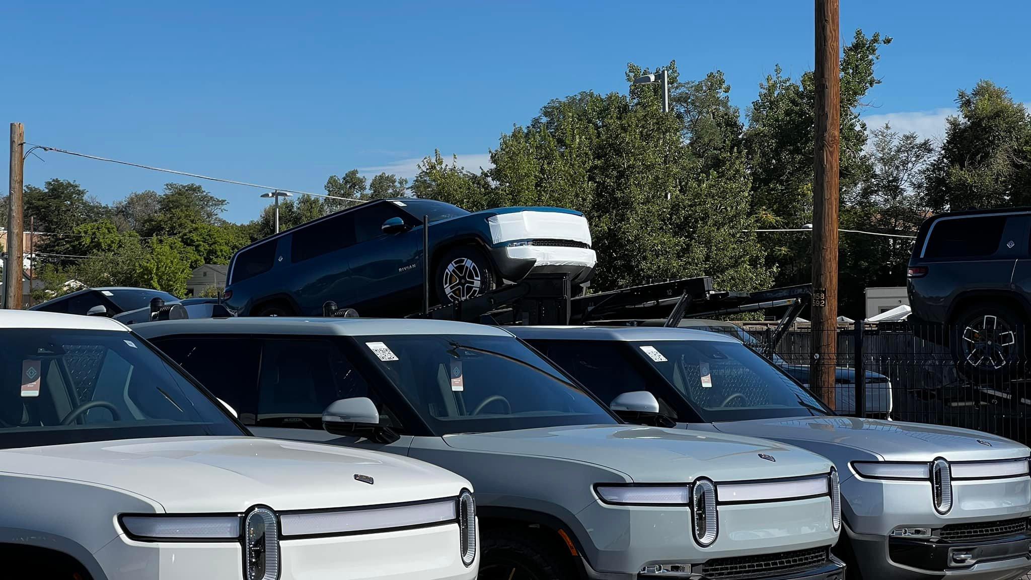 Rivian R1T R1S Possible first customer R1S delivery being reported R1s CoD1