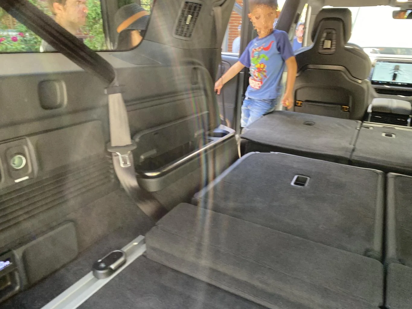 Rivian R1T R1S R1S Cargo Cover Received r1s_cargo_cover_mount