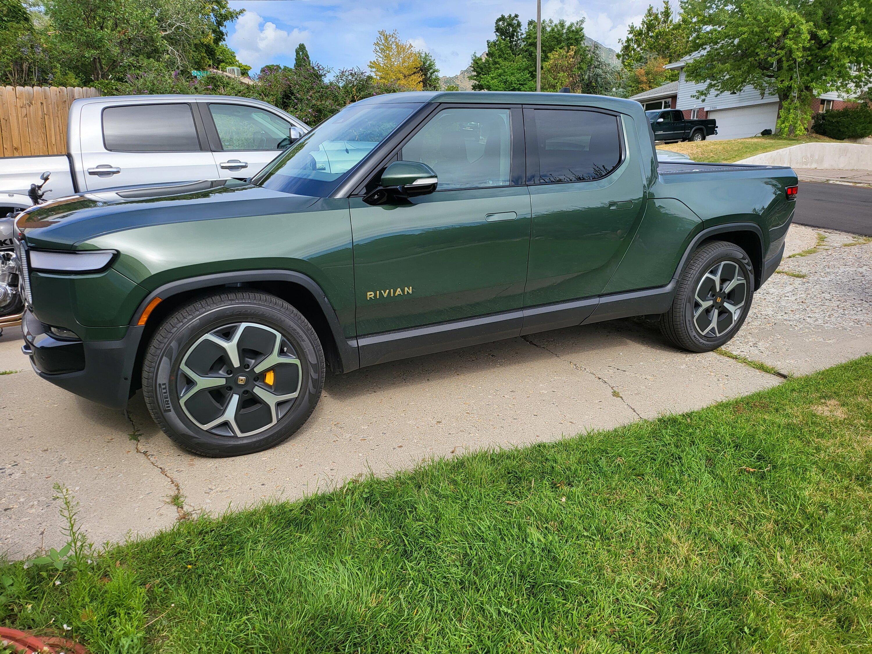 Rivian R1T R1S Well, I pulled the trigger on a shop R1T - Stoke Factor 8.5/10 20220820_165136