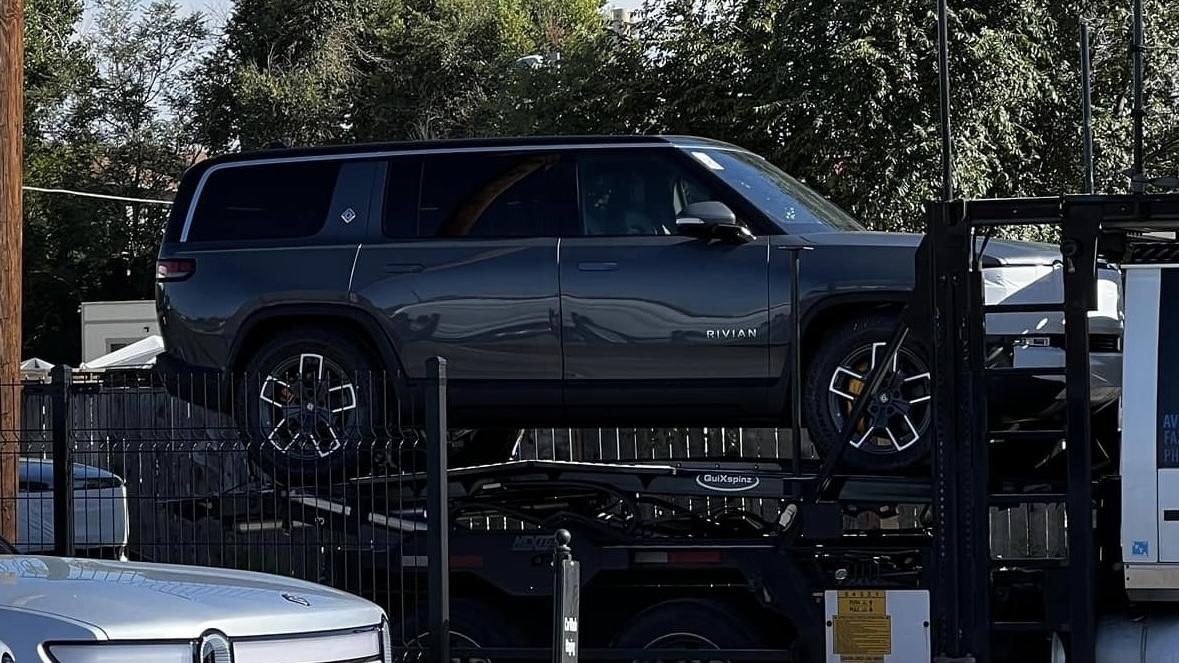 Rivian R1T R1S Possible first customer R1S delivery being reported 264DCCD0-E1CB-4C06-B107-F97A36B442F1