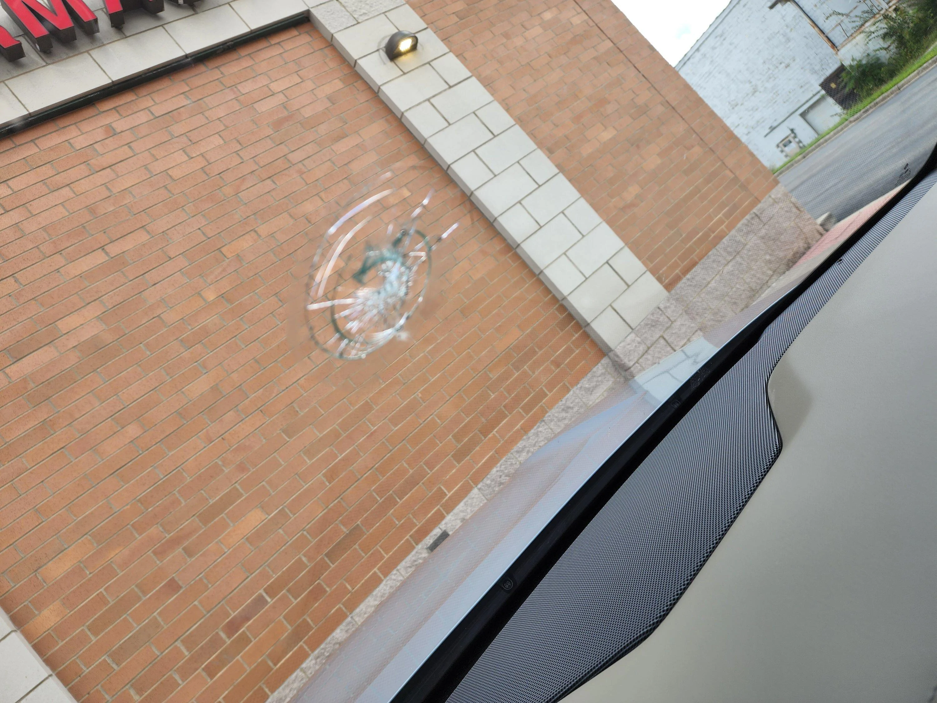 Rivian R1T R1S Has anyone needed to replace a cracked windshield? 20220820_120959