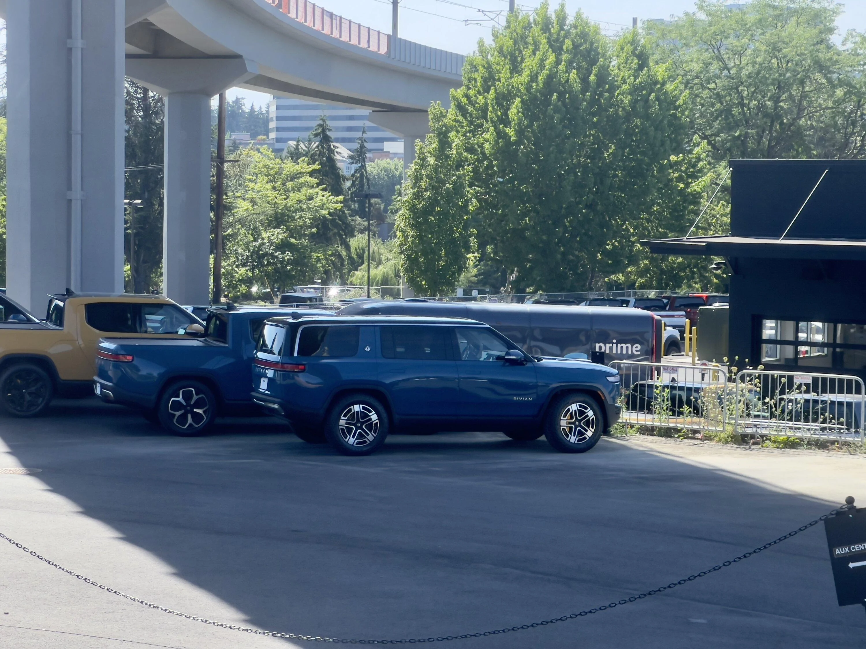 Rivian R1T R1S First customer R1S in WA State? (Spotted at Bellevue Service Center) 8EEF65B7-9428-4EDB-A1D3-E497FECC2A6F