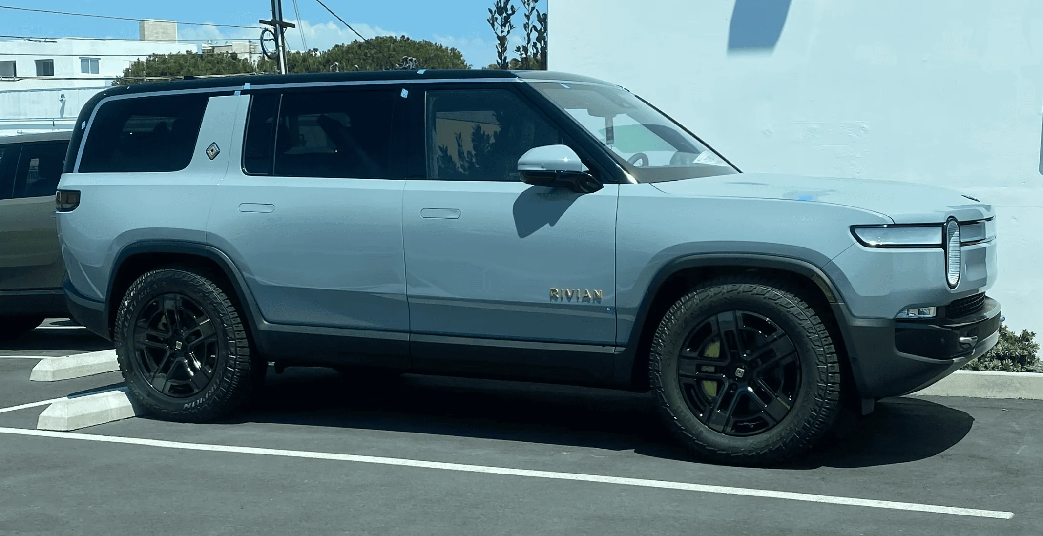 Rivian R1T R1S ? LIMESTONE R1S  Photos Screen Shot 2022-08-21 at 11.44.58 PM