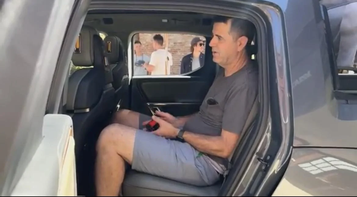 Rivian R1T R1S R1S rear seat legroom vs. R1T comparison 1661199308313