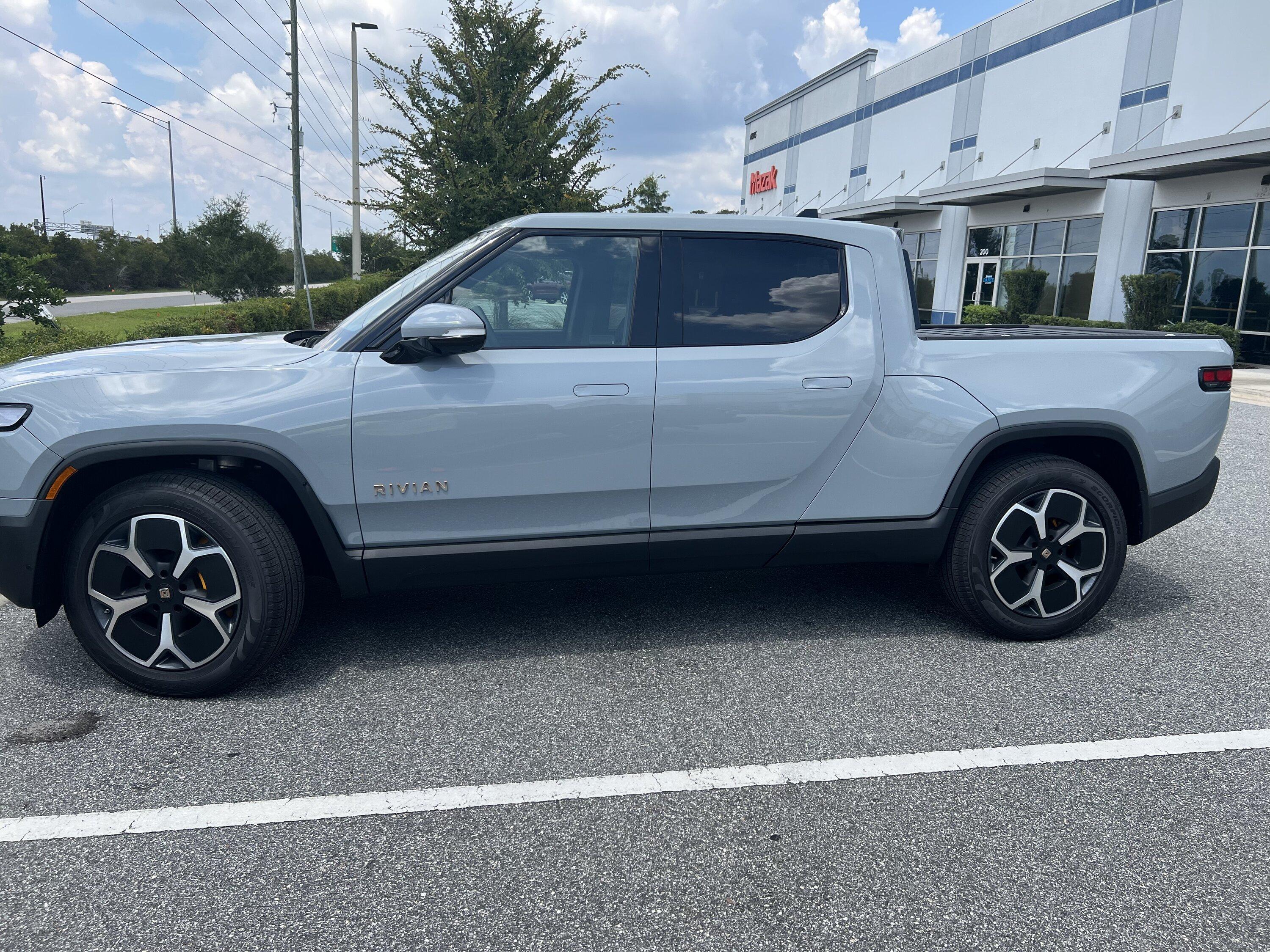 Rivian R1T R1S LIMESTONE R1T Photos E3F4F6FF-5970-4AF1-8D70-E707F6B7941D