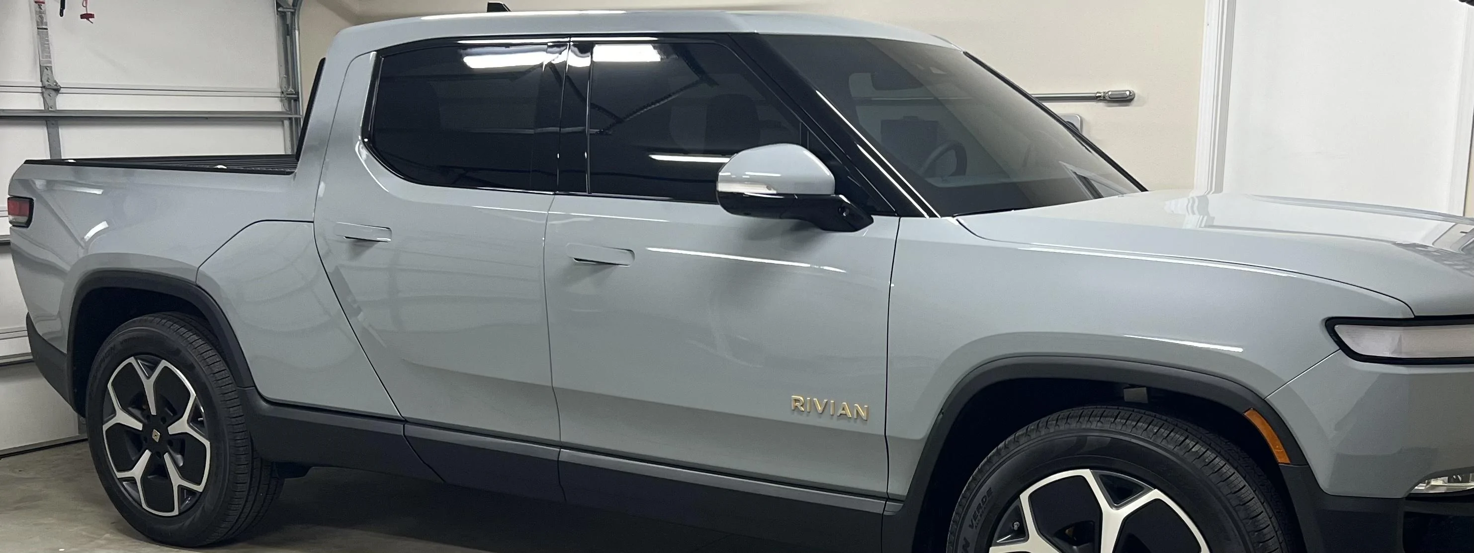 Rivian R1T R1S LIMESTONE R1T Photos 2872DA85-8FAF-4DFB-AA3F-82846073AF62