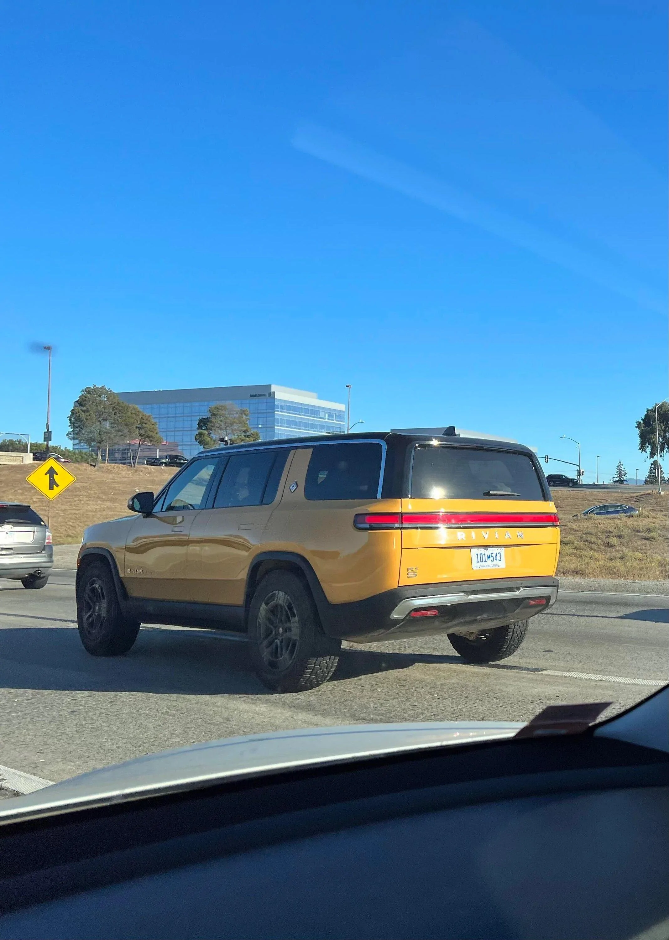 Rivian R1T R1S ? COMPASS YELLOW R1S  Photos c1iuxvmuhrj91