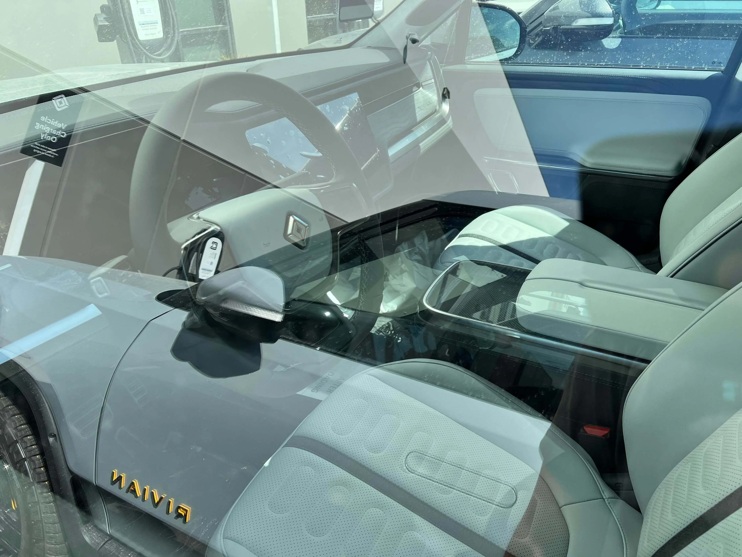 Rivian R1T R1S Ocean Coast Interior is Shipping with Black Speaker Grills - Photos eb0wuxxzmxj91