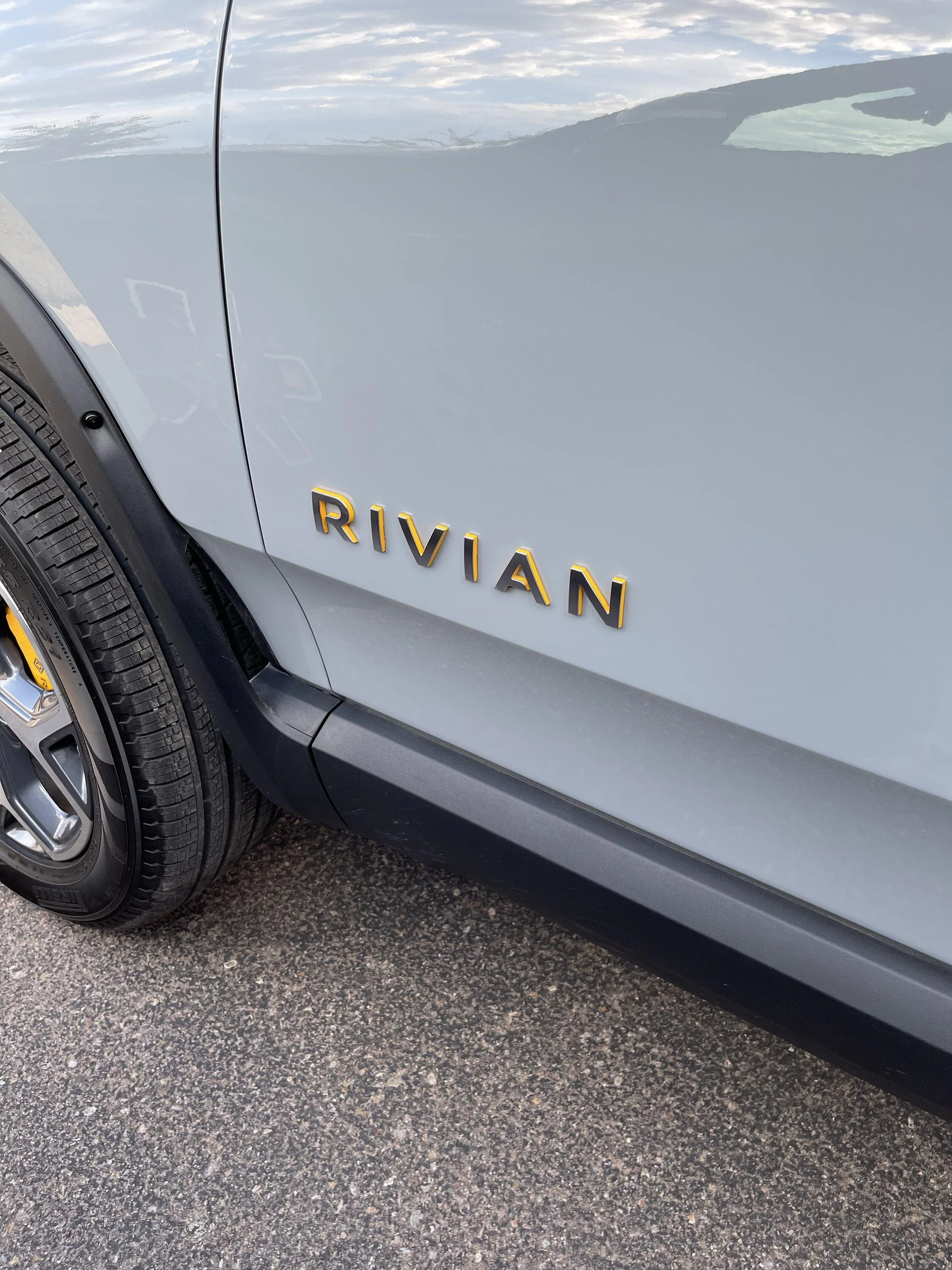 Rivian R1T R1S LIMESTONE R1T Photos 1AFE3155-8722-41B1-B41B-D3157558B10F