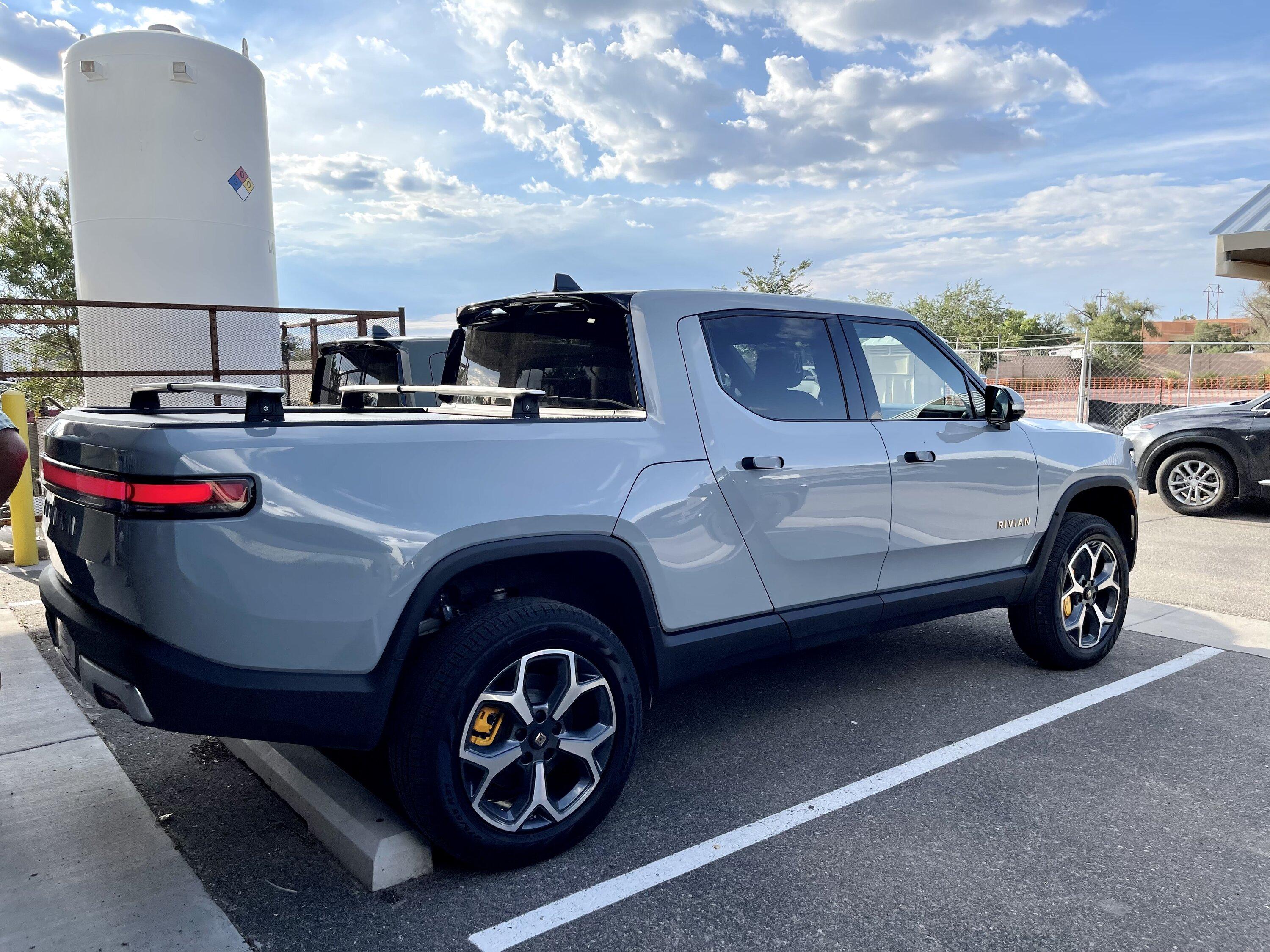 Rivian R1T R1S LIMESTONE R1T Photos 50CAD890-81E3-4F0E-A1A0-8A401E382681