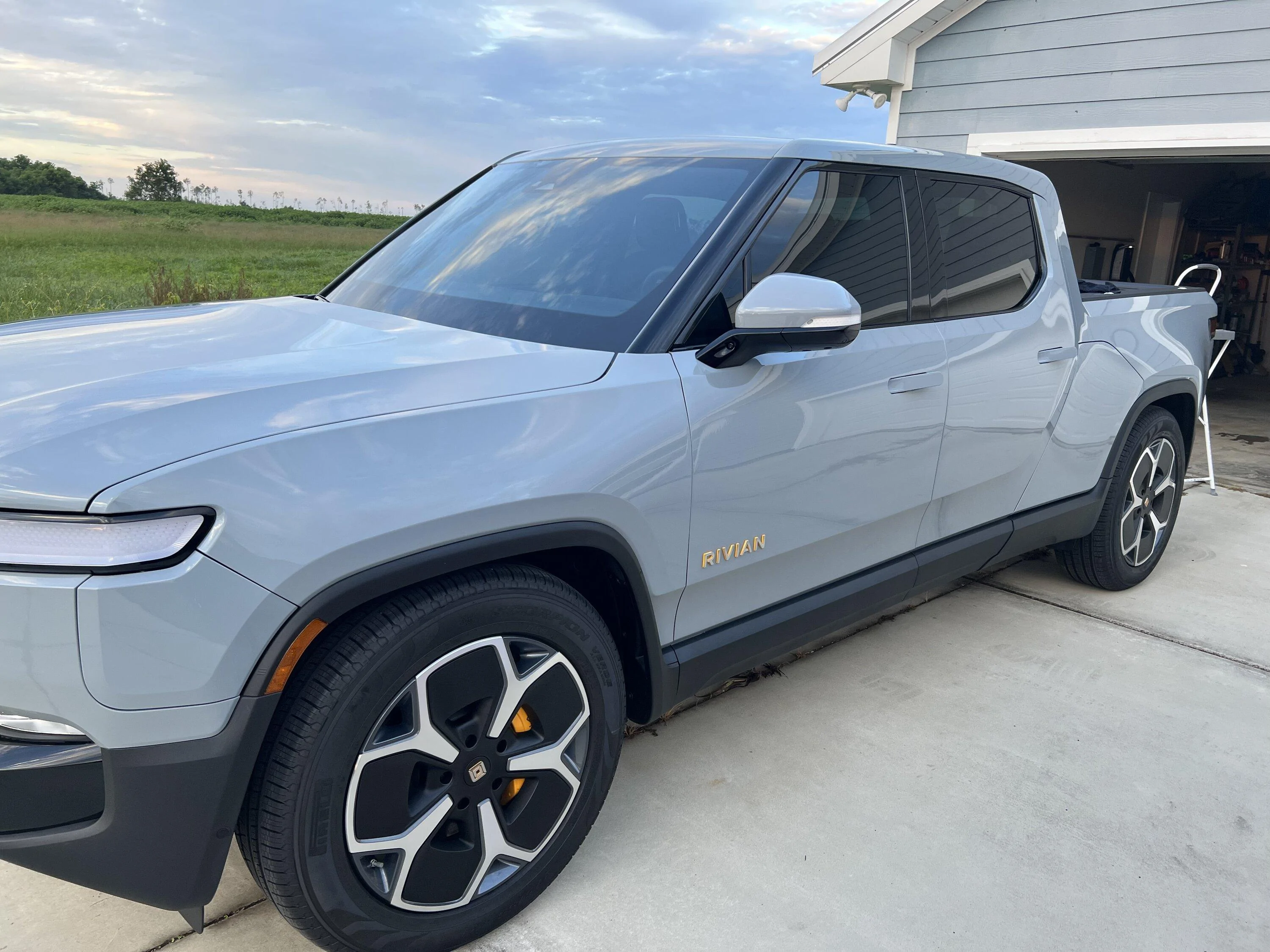 Rivian R1T R1S LIMESTONE R1T Photos 1B947C48-41B5-4DDE-9D7B-953195DA7071