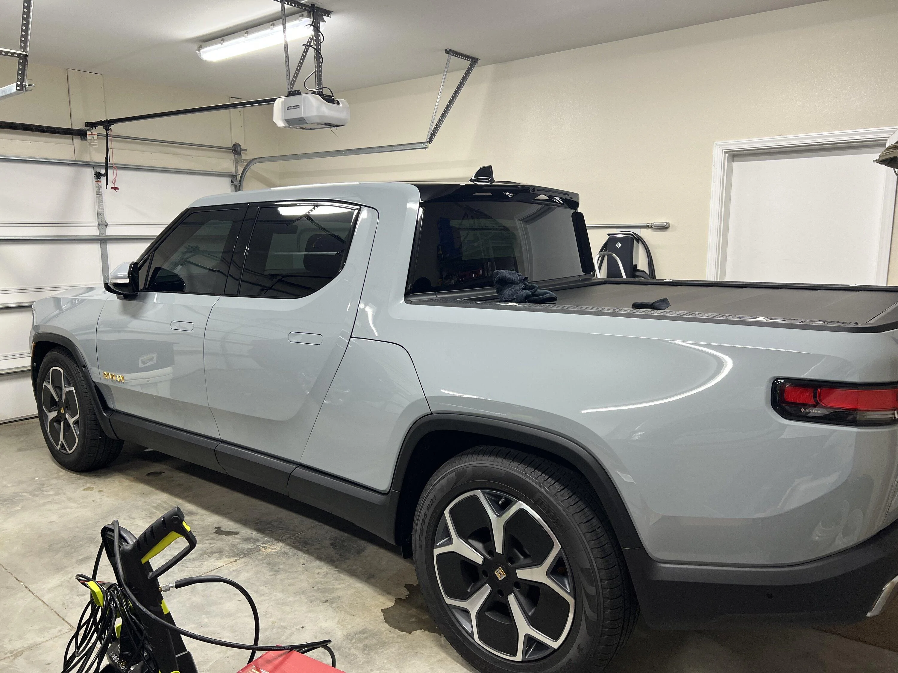 Rivian R1T R1S LIMESTONE R1T Photos 6C0D2578-85C1-481C-97CD-66280F88A936
