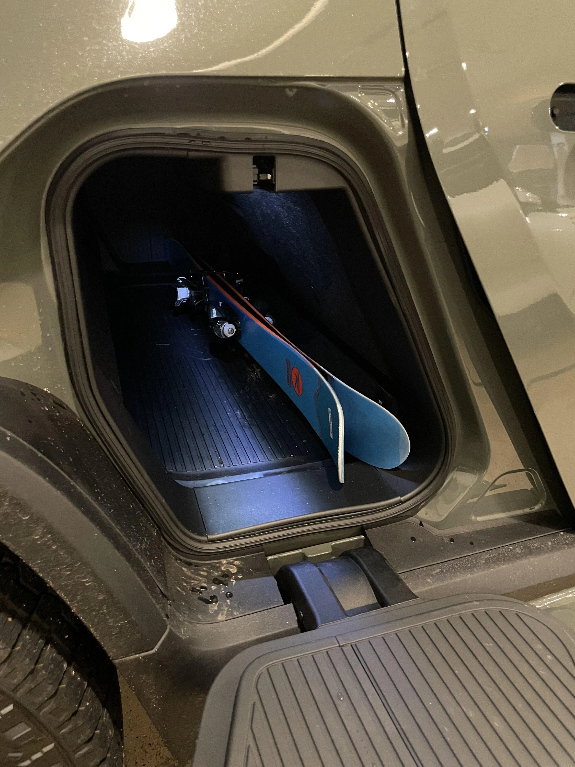 Rivian R1T R1S How are you planning to haul your ski / snowboard gear? IMG_5527