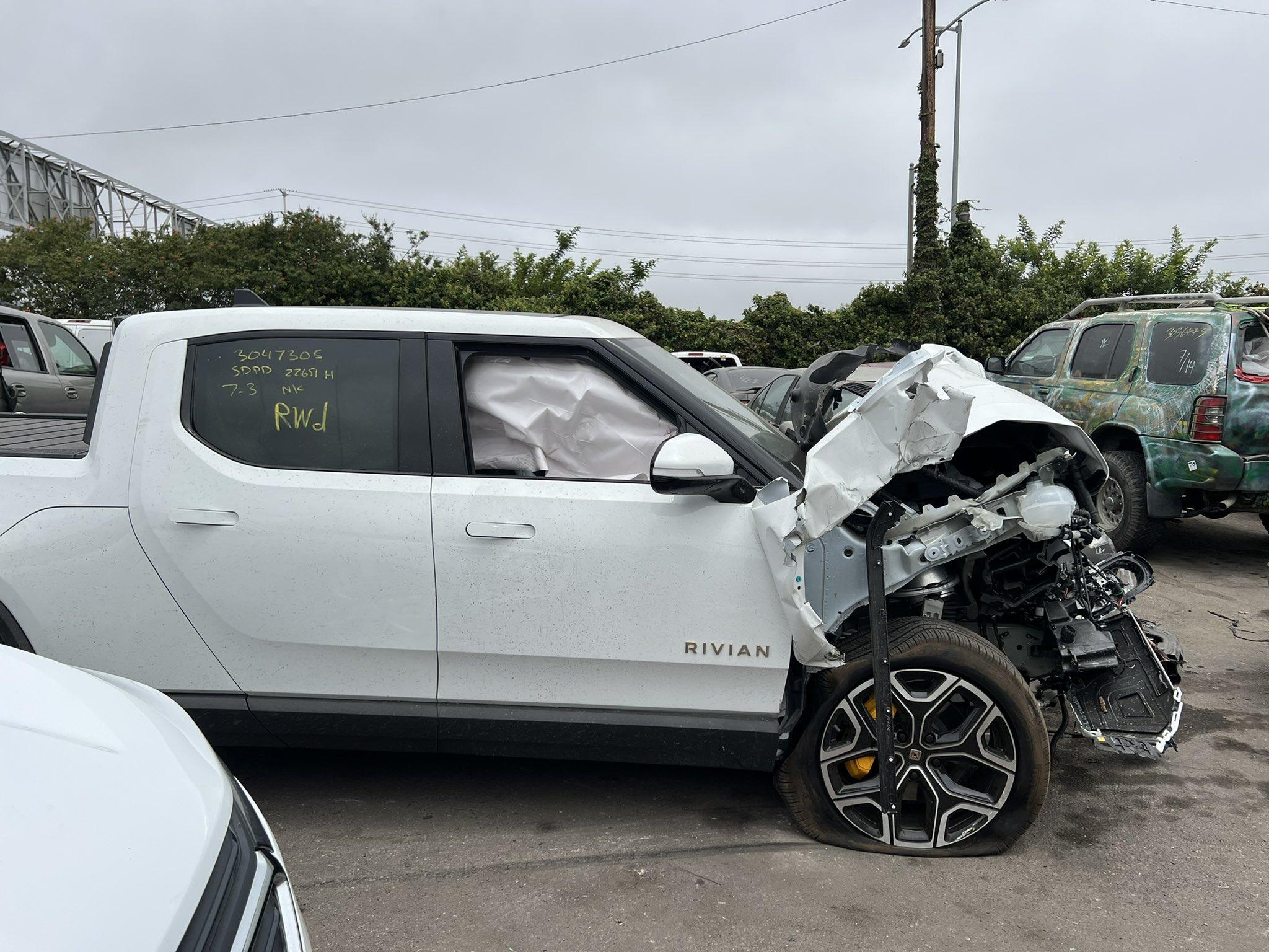 Rivian R1T R1S First totaled R1T? FXz30WeUsAAiF0T