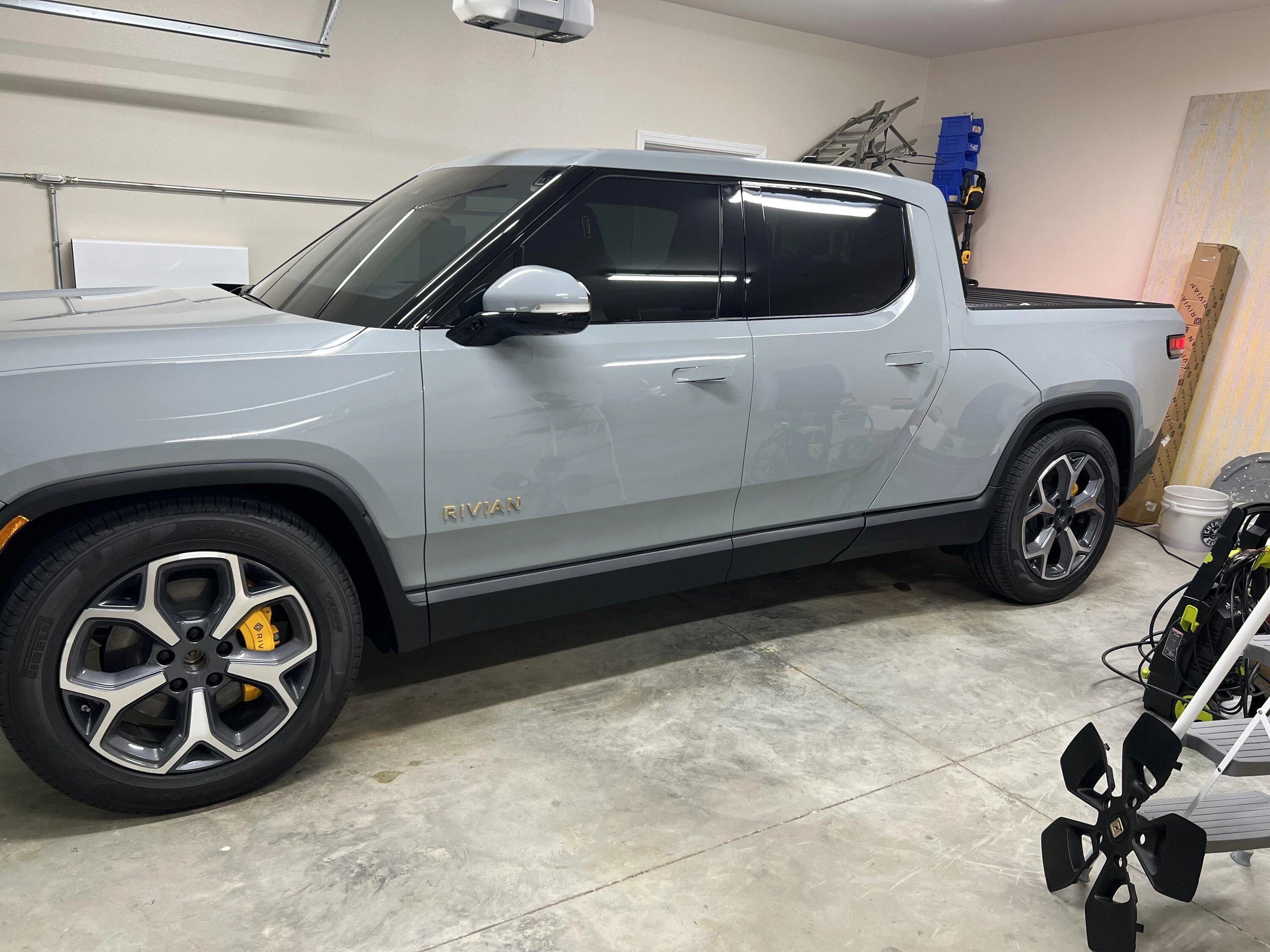 Rivian R1T R1S LIMESTONE R1T Photos 67533AEB-B9BC-43C9-80AE-E35A13BCB28B