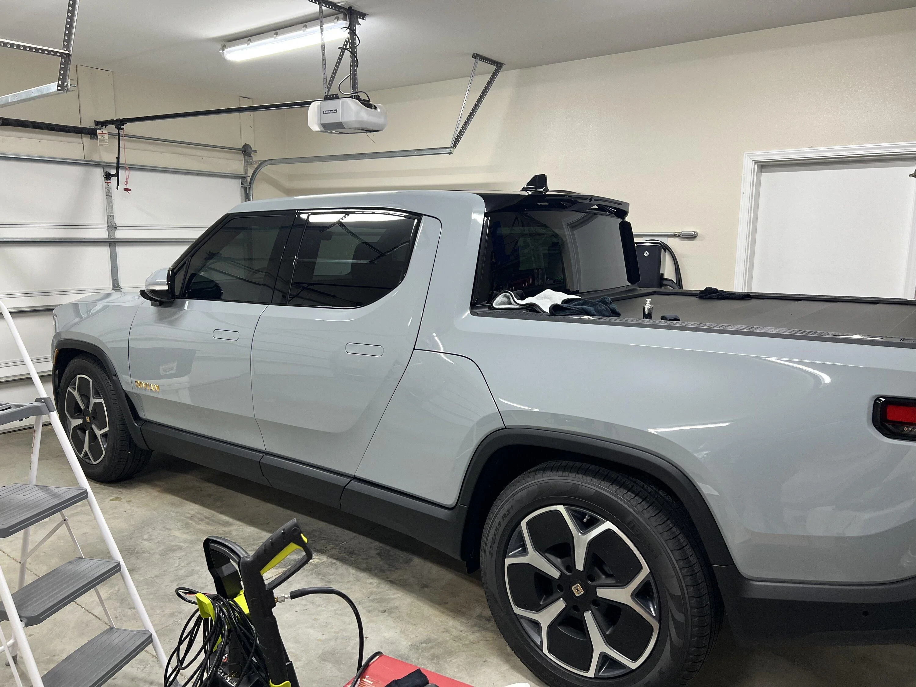 Rivian R1T R1S LIMESTONE R1T Photos 38EF2DBE-6A5E-42FD-B683-A6E2916048F3